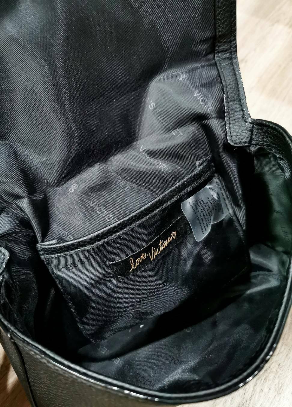 VICTORIA'S SECRET Quilted Chain Crossbody Sling Bag กระเป๋าสะพายรุ่นใหม่ล่าสุดจาก Victoria's Secret วัสดุหนังแกะสังเคราะห์ชึ้นลายริ้วหนังสวยอยู่ทรงไม่ย้วยดีไซน์สุดหรูคุณหนูไฮโซ เปิดปิดด้วยฝาปิดกระดุมแม่เหล็ก ภายในมีโลโก้และช่องใส่ของ ใส่กระเป๋าส