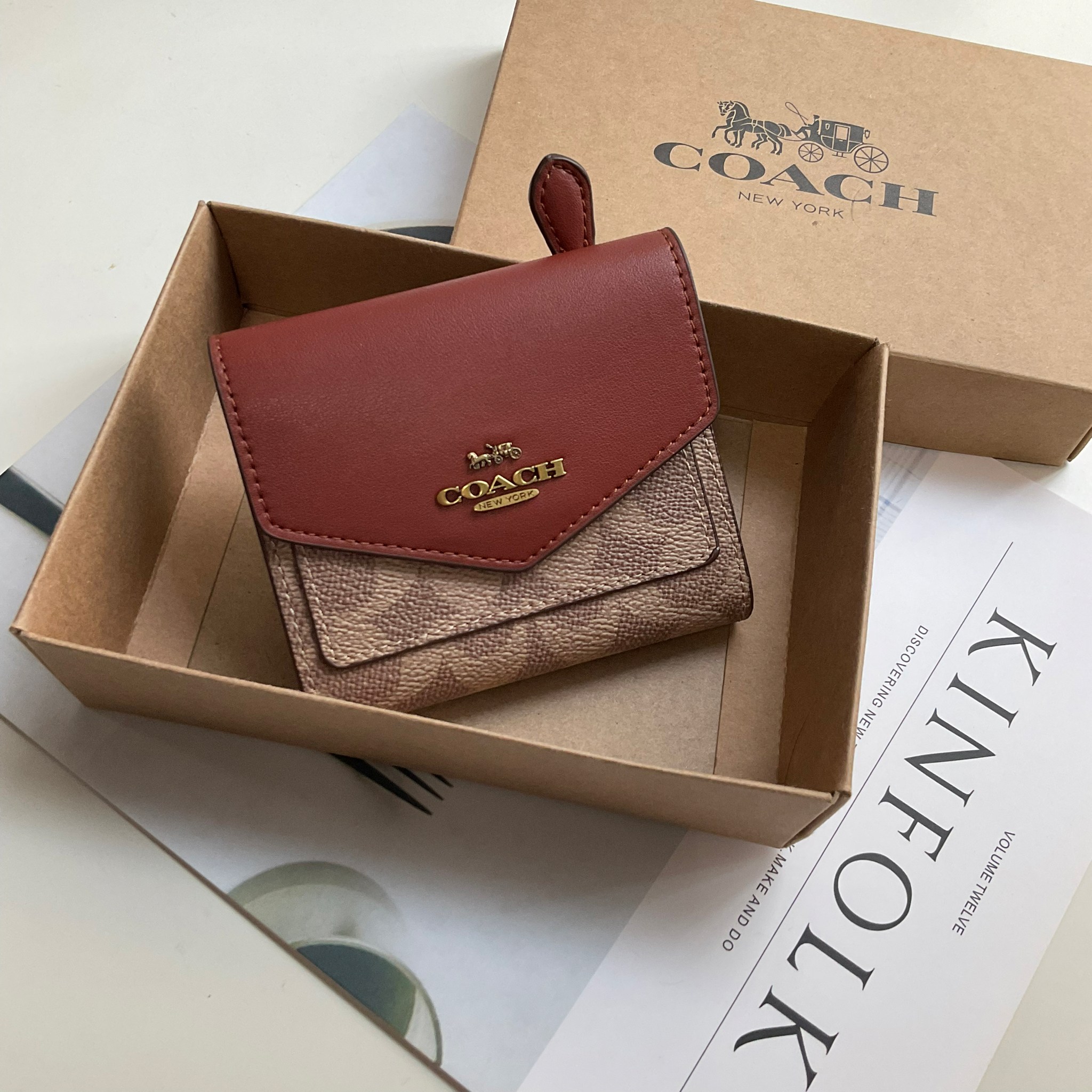 COACH SMALL WALLET IN SIGNATURE CANVAS กระเป๋าสตางค์ใบสั้น แบบพับสองตอน หน้าจดหมาย เปิดปิดด้วยกระดุมปั้มแบรนด์ ด้านในมีช่องใส่บัตรหลายช่อง และช่องใส่ธนบัตร ด้านหลังมีช่องซิปเหรียญอีกหนึ่งช่อง น้ำหนักเบา พกพาสะดวก มีให้เลือกหลายสี ห้ามพลาดค่ะ!