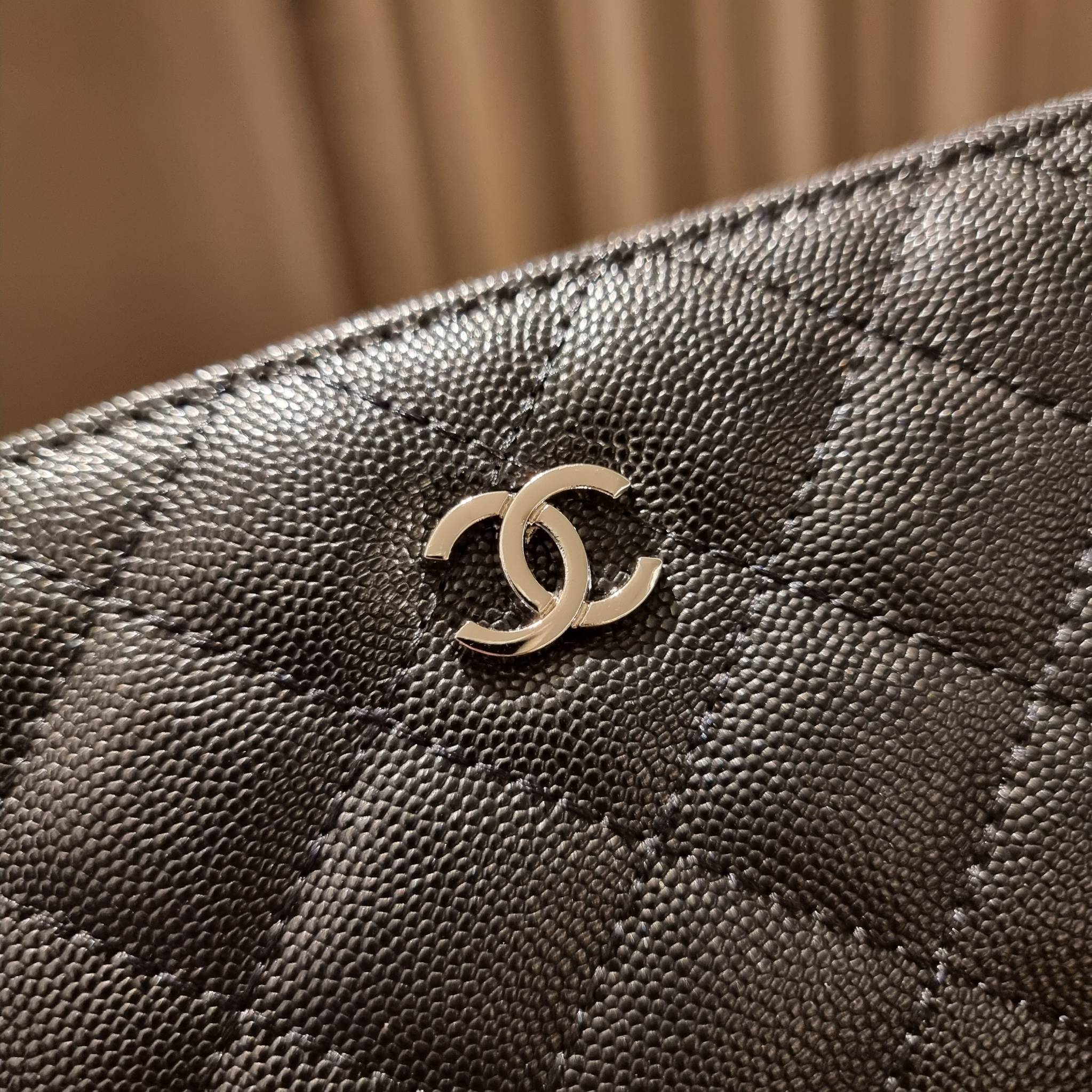 VIP 】กระเป๋าสตางค์ใบยาวรุ่นซิปรอบ สวยรับทรัพย์จาก Chanel วัสดุหนังลายคาร์เวีย ใช้แล้วขับผิวสุดๆ เปิด-ปิดด้วยซิปรูดรอบใบ ใช้งานง่าย ภายในกระเป๋ามีช่องใส่บัตรได้ ใส่ธนบัตรหรือเหรียญได้ มีช่องซิปแยกอีกหนึ่งช่อง ดีไซน์เรียบหรูแบบนี้ สาวๆห้ามพลาดกันน้า!! ซื้อใ