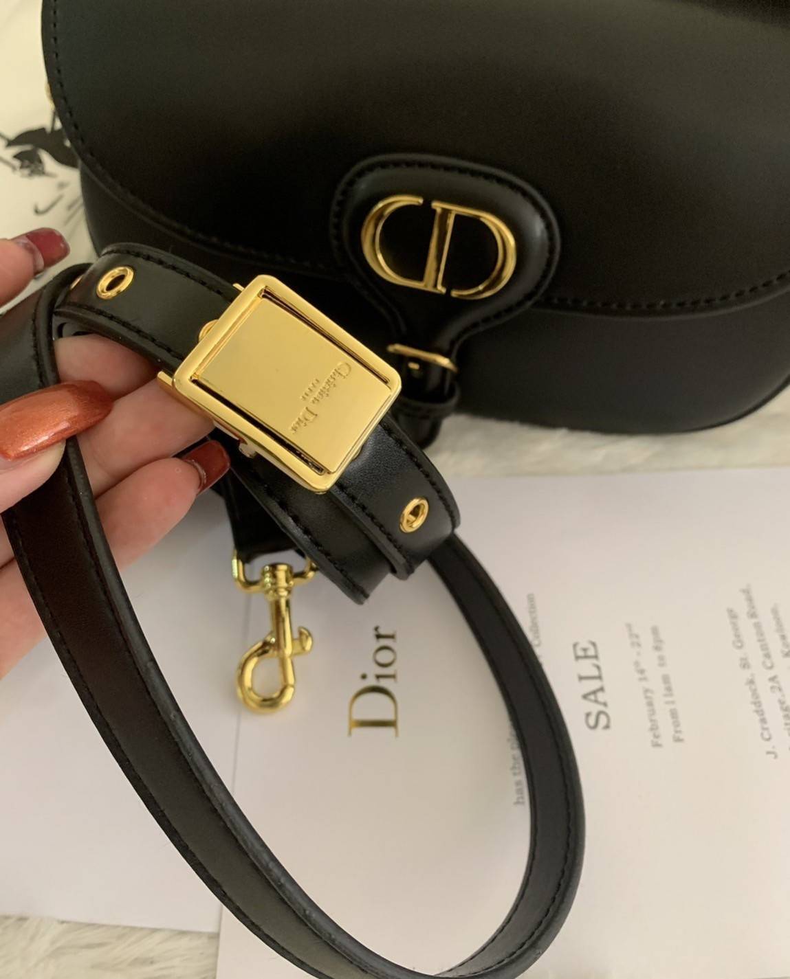 DIOR BOBBY EAST-WEST BAG (GWP) พรีเมี่ยมกิ้ฟ Limited Edition กระเป๋าสะพายขนาดกระทัดรัด น่ารักมากมาย วัสดุหนังแท้ (Calfskin) อะไหล่ทอง ตกแต่งด้านหน้ากระเป๋าแบบหัวเข็มขัด ประดับโลโก้ CD ด้านหลังสกรีนตัวอักษร "30 MONTAIGNE" มีช่องสำหรับเก็บของหนึ่ง