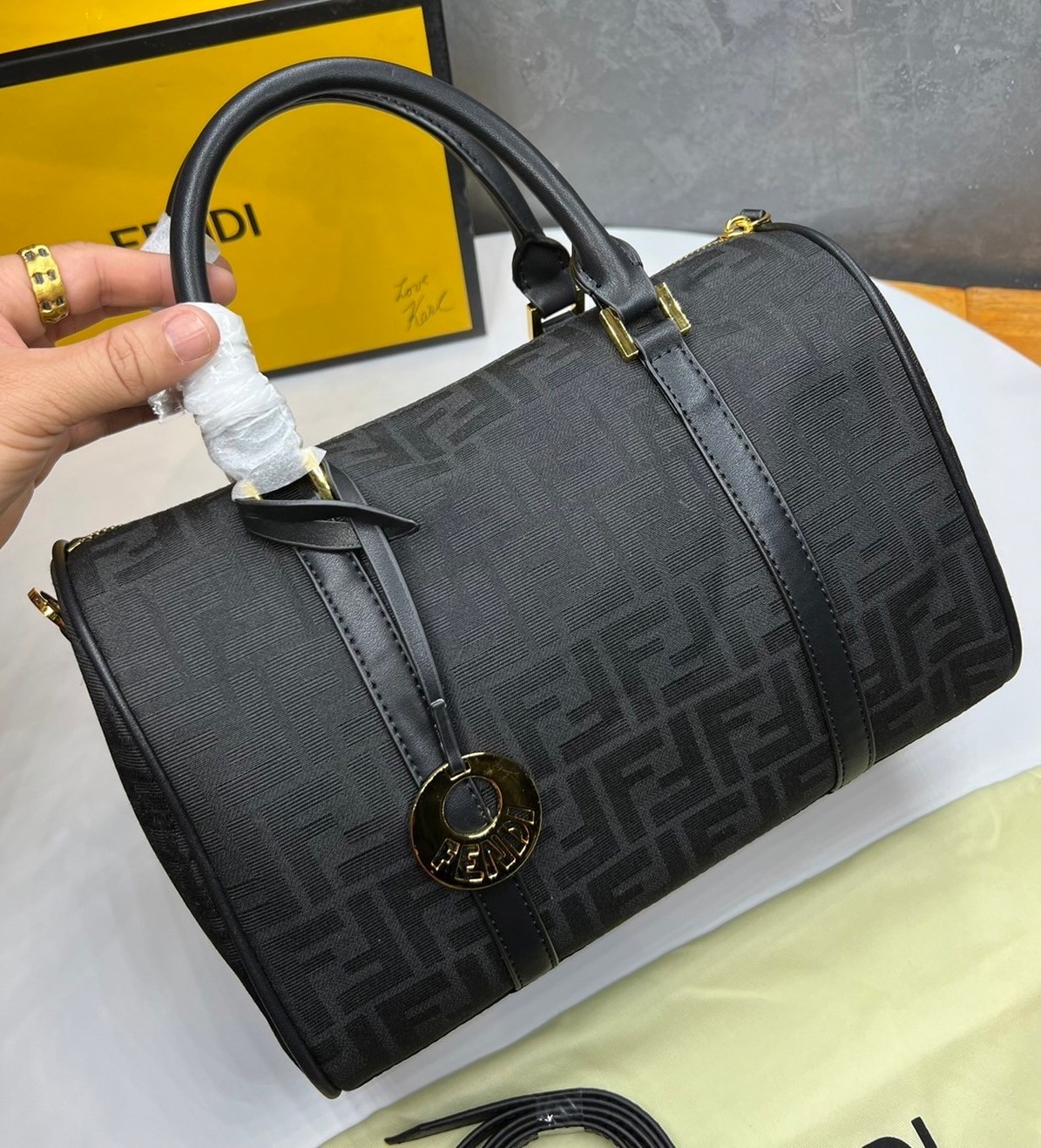 หนังแท้ Fendi Keepall 30 cm / Fendi Travel Bag / Fendi Boston Vintage Bag พร้อมส่งที่ไทย Tobacco Zucca Canvas and Gold hardware. กระเป๋าเดินทางใบใหญ่กำลังดี ภายในโล่งกว้าง จุของได้เยอะ พร้อมส่งที่ไทย ภาพสินค้าถ่ายจากงานขายจริง ใช้งานต่างประเทศได้
