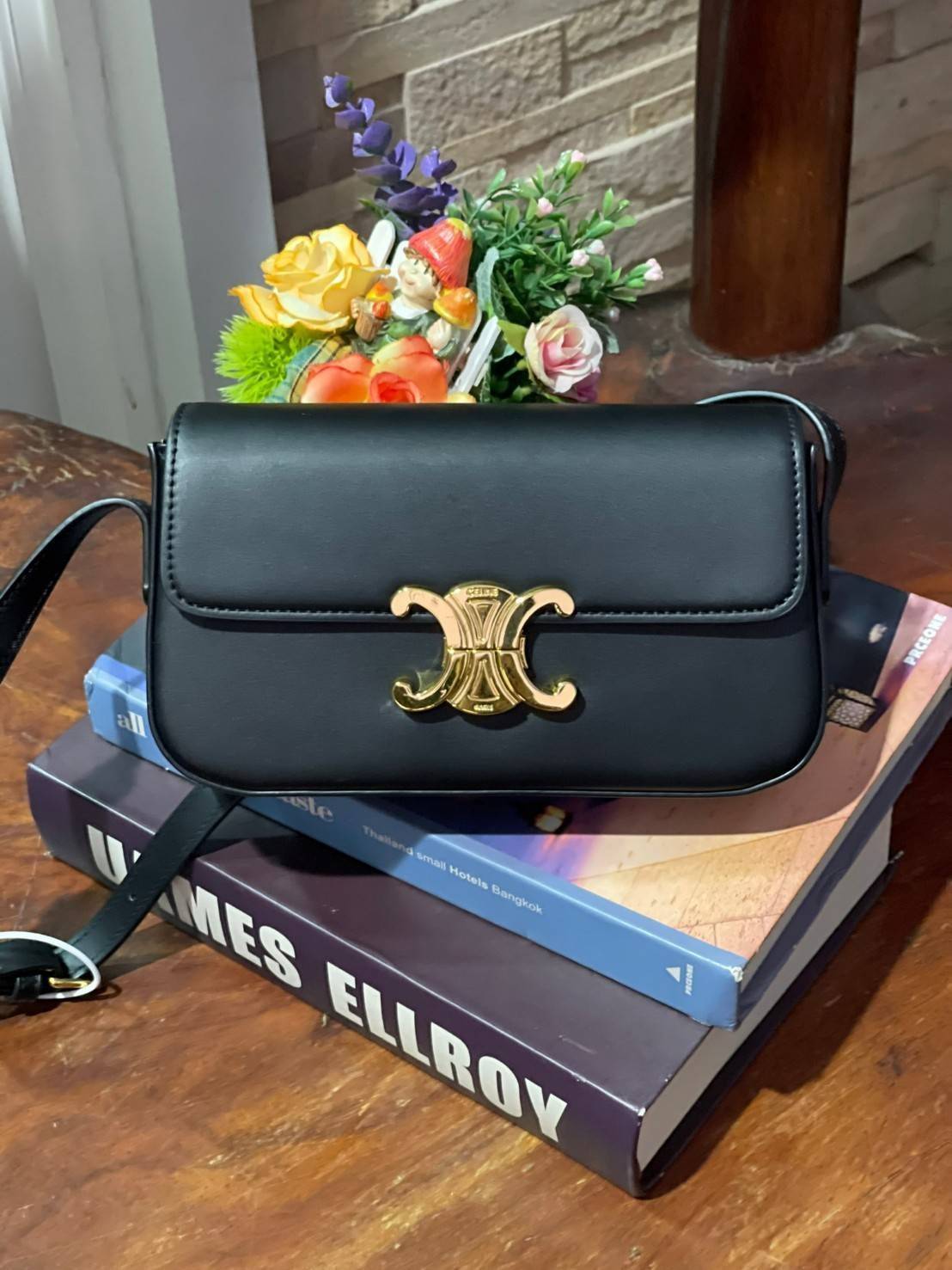 VIP 】CELINE TRIOMPHE SHOULDER BAG IN TRIOMPHE อีกหนึ่งผลงานการออกแบบของ Hedi Slimane ที่ได้ดึงเอาเอกลักษณ์ต่าง ๆ ของ CELINE ออกมาและทำการตีความหมายใหม่จนได้กระเป๋าเรียบหรูและดูทันสมัย ให้คุณเลือกสะพายในชีวิตประจำวันเข้ากับการแต่งตัวสบาย ๆ หรือจะสะพายออกงา