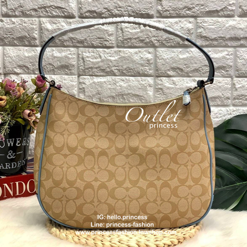 COACH SIGNATURE ZIP SHOULDER BAG กระเป๋าถือหรือสะพายไหล่ ทรงสวย ลาย signature วัสดุหนัง PVC. เนื้อนิ่ม ตัดของหนังสีฟ้า เปิดปิดด้วยซิป ภายในกว้าง ใส่ iPad, A4 และของใช้ได้เยอะ มีช่องเล็ก และช่องซิปค่ะ Must have!