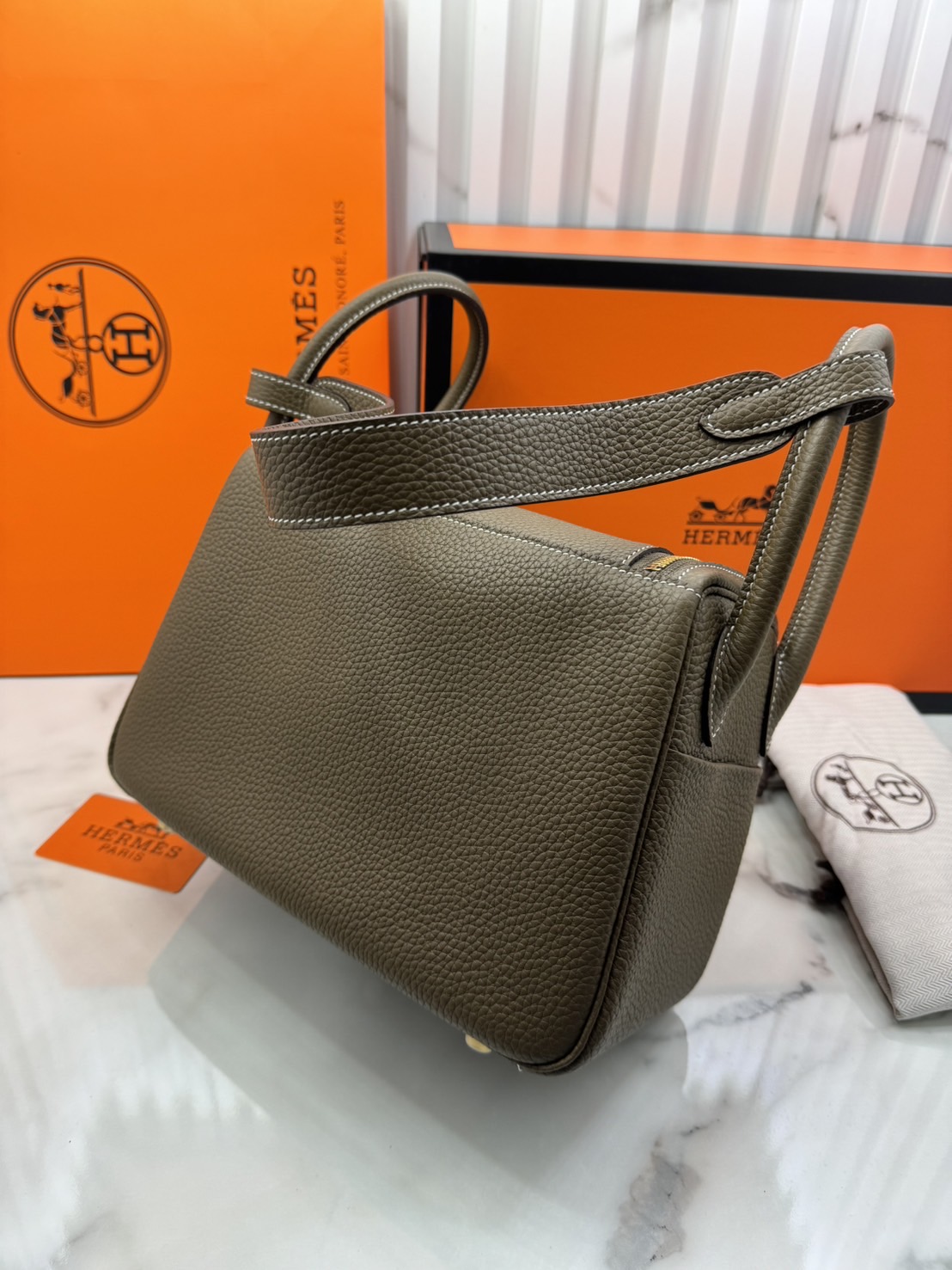 พร้อมส่ง 15 สี HERMES Lindy 26 bag กระเป๋าทรงโท้ทหนังสวยอย่างดี เอกลักษณ์ของความเรียบหรูไฮคลาสอย่างสมบูรณ์แบบ เกรดออริ สลับแท้ งานสวยตามรูป ใช้งานต่างประเทศได้