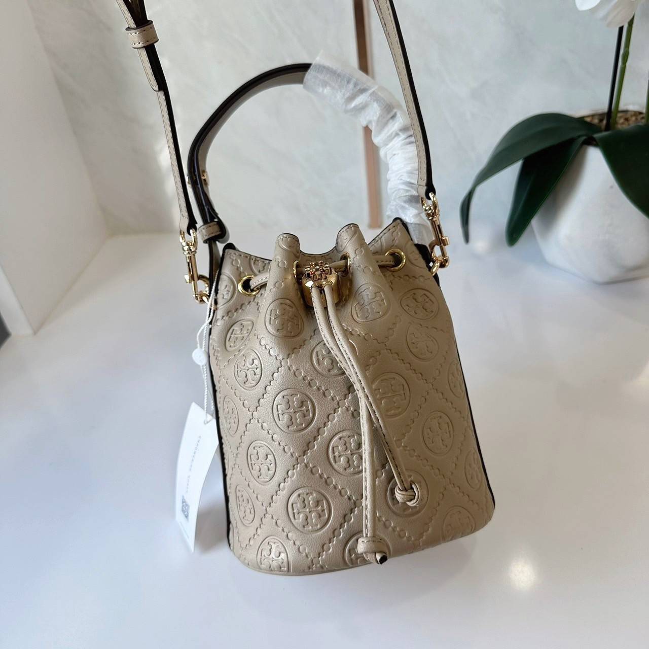TORY BURCH mini T Monogram leather bucket bag กระเป๋าบัคเกต ไซต์ mini คอลเลกชันหนัง T Monogram ลายซิกเนเจอร์หนังปั้มลายนูน