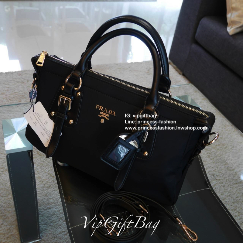กระเป๋าทรง Handbag จากงานพรีเมี่ยมกิ้ฟ จากเคาเตอร์ต่างประเทศ มาแล้วค่า กระเป๋าถือทรงหรู จากแบรนด์ PRADA เป็น กระเป๋าผ้าไนล่อน ตกแต่งรอบใบได้ **สวยมาก ด้านในมีช่องซิปและช่องใส่ของ เป็นสัดส่วน อะไหล่ทองหรู ขนาดกำลังดีคะ เหมาะกับลุคผู้ใหญ่ หรือถือไปทำงาน ก็ 