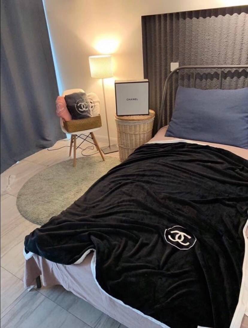 VIP GIFT 】Best Gift! Chanel Blanket พร้อมส่งไอเท็มแนะนำ ผ้าห่มนุ่มนิ่ม ขนปุยๆๆ สบายผิวมาก เนื้อผ้านิ่มฟูนุ่มใช้ได้ทุกโอกาส ขนาดกำลังดี พกพาสะดวก สามารถพกไว้ใช้ในรถ ใช้ในออฟฟิศได้ จะซื้อใช้เองหรือมอบเป็นของขวัญก็ดูดีพร้อมส่งที่ไทย ราคาสุดคุ้มไม่ต้องรอพรีฯ