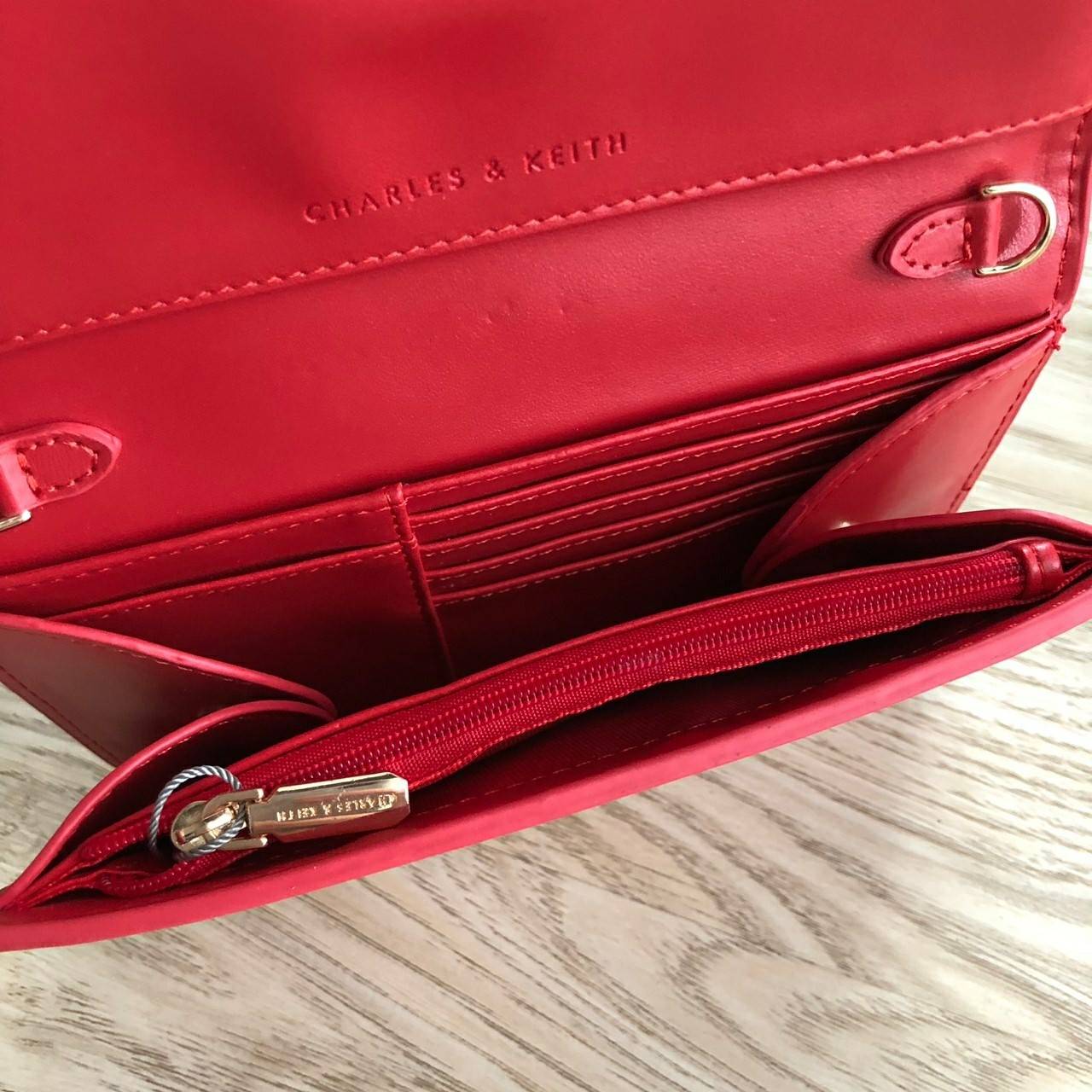 Charles & Keith Front Flap Wallet กระเป๋าสตางค์ มาพร้อมสายโซ่สลับหนัง เปิด - ปิดกระเป๋าด้วยกระดุม ด้านในมีช่องหลายช่อง แยกเก็บของได้เป็นสัดส่วน และมีช่องซิป 1 ช่องค่ะ ด้านหลังมีช่องอีก 1 ช่อง มาพร้อมสายโซ่สลับหนังยาวประมาณ 114 cm สามารถถอดได้ (ปรับไม่ได้ค