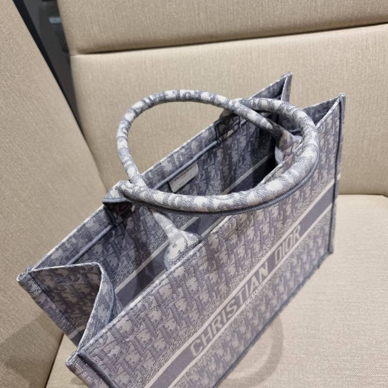 VIP 】HOT ARRIVAL!! DIOR CD SHOPPING BAG WITH GWP กระเป๋าทรงช้อปปิ้งใบใหญ่ จุใจ!! พรีเมี่ยมกิ๊ฟรุ่นดับเบิ้ลฮอต ดีไซน์คลาสสิควินเทจ สวยหรู วัสดุผ้าแคนวาสลายกราฟฟิค ภายในโล่งกว้างมากๆ ใส่ของจุสุดๆ โน้ตบุ้ค ไอแพด กระเป๋าสตางค์ มือถือ หรือเสื้อผ้ายังได้ สะพายค