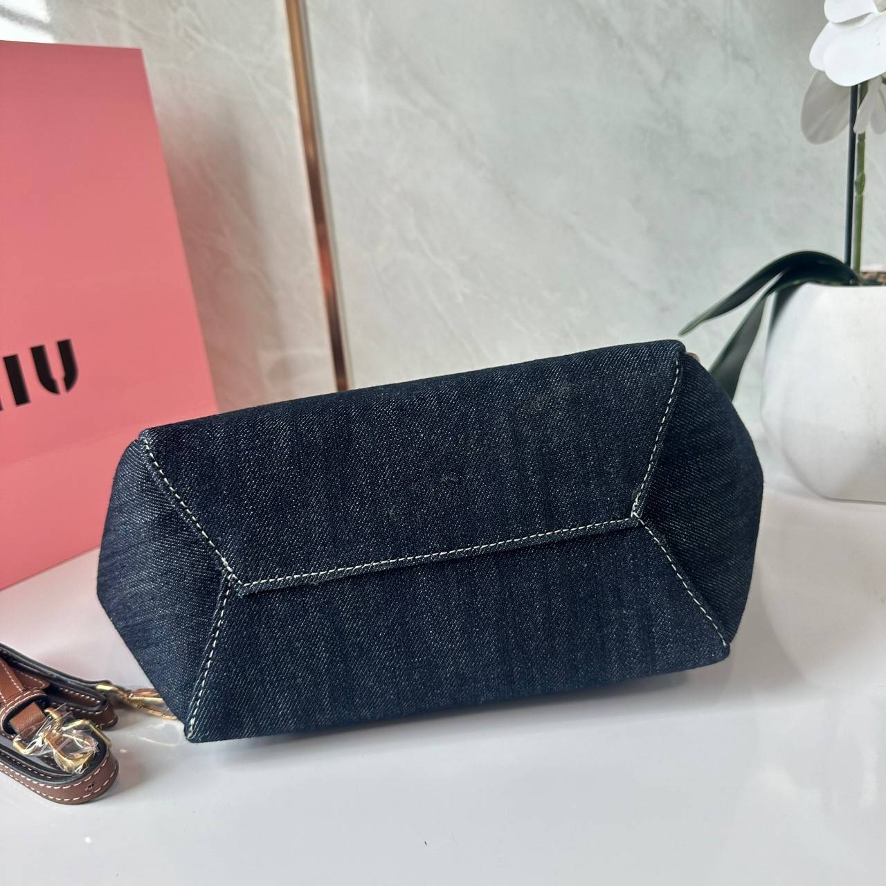 MIU MIU IVY CANVAS BAG / MIU MIU TOTE IVY MINI กระเป๋าถือหรือสะพายข้างทรงโท้ท รูปทรงทันสมัยน่ารัก สวยหรูมากๆคะ