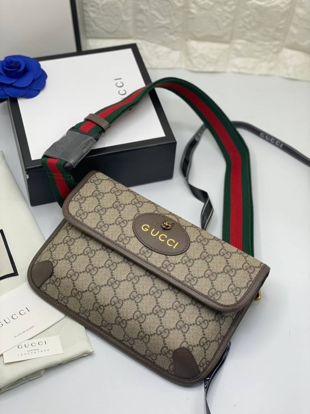 VIP 】หนังแท้ Gucci GG belt bag อีกหนึ่งกระเป๋าคาดอก ที่เป็น unisex และหายากไปอีก ดีไซน์ย้อนยุคยอดฮิต ขนาดกะทัดรัดพกสะดวก วัสดุหนังแคนวาส ทนทาน ภายในเป็นช่องโล่ง ใส่โทรศัพท์ได้ ของจุกๆสำคัญๆได้ สายสะพายปรับได้ตามตัว ใบจริงเห็นแล้วหลงรัก คุ้มค่าที่สุด จัดเล