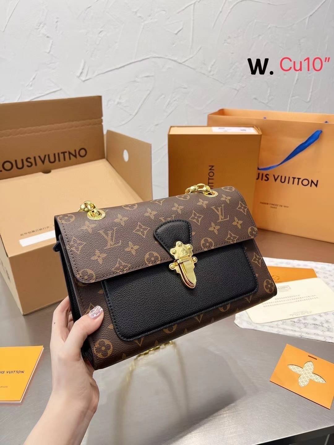 LV VICTOIRE Monogram กระเป๋าสะพายไอเท็มนำแฟชั่นที่น่าดึงดูดใจ ทรงกะทัดรัดและใช้งานได้สะดวก หนังแคนวาสอย่างดี ลาย Monogram เปิด-ปิดแบบกดล็อคอะไหล่สีทองสวยงาม ภายในมี3ช่องกว้างสามารถใช้งานได้หลากหลายและจุของได้มากมายเกินคาดนะคะ