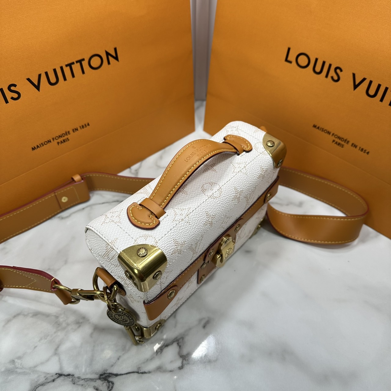 ORI หนังแท้ | LV Soul Trunk Monogram Dust coated canvas Bag กระเป๋าสะพายทรงกล่องโทนสีขาวคลาสสิก รุ่นใหม่สุดไอคอนิก ลายโมโนแกรมสวยงาม สะพายข้างชิคๆ พร้อมตอบรับได้ทุกลุค ทุกสไตล์