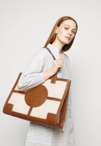 ของแท้ 💯% Tory Burch Ella Canvas Quadrant tote วัสดุ ผ้าCanvas ทั้งใบตัดด้วยหนังแท้สีน้ำตาล ตัวกระเป๋าตั้งอยู่ทรงสวย