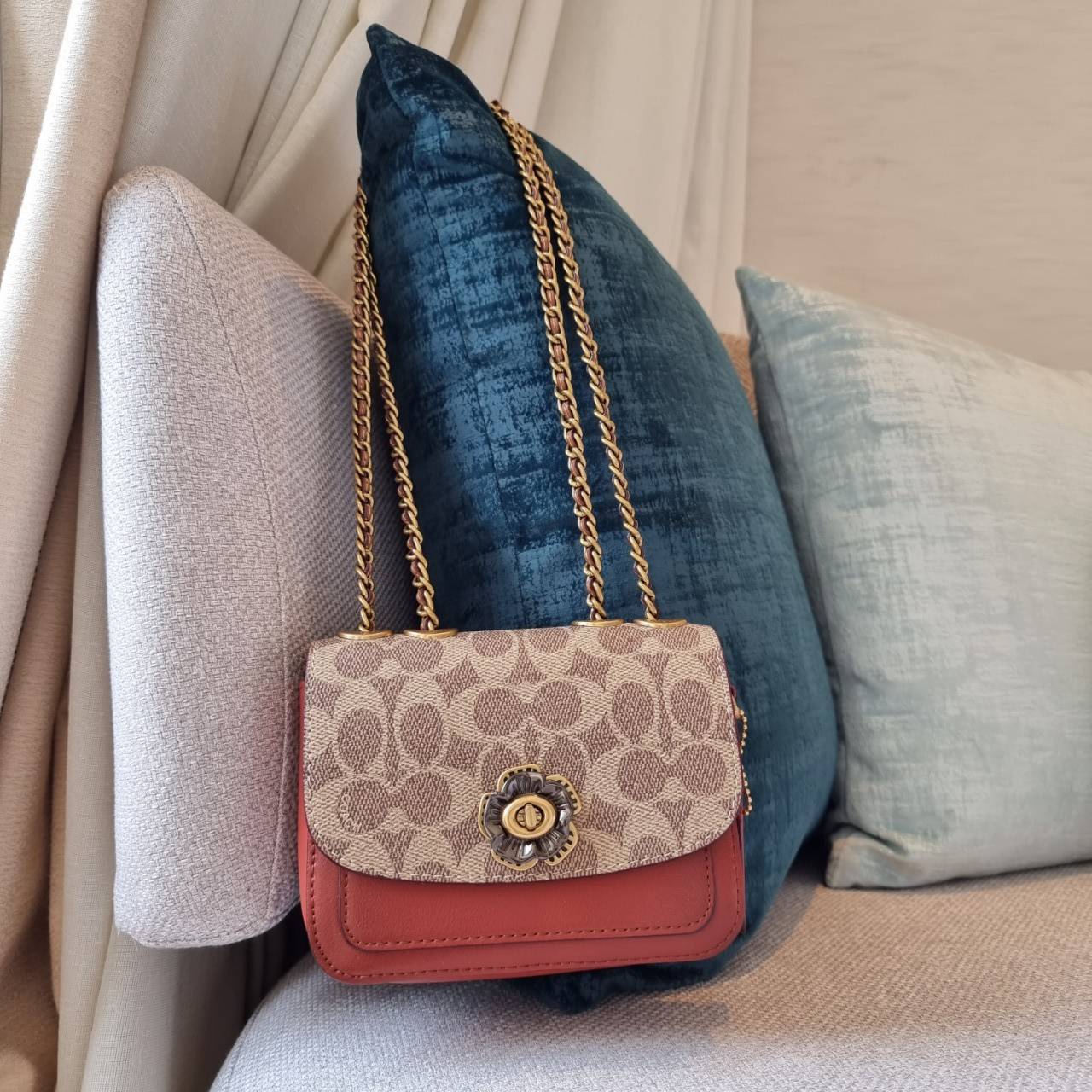 ของแท้ 💯% COACH C0829 MADISON SHOULDER BAG 16 IN SIGNATURE CANVAS กระเป๋าสะพายข้าง ไซส์กะทัดรัด พกพาง่าย น้ำหนักเบา ดีไซน์สวย โดดเด่นด้วยตัวล็อครูปดอกไม้ สีสันตกแต่งตัดกันกับลายซีอย่างลงตัว