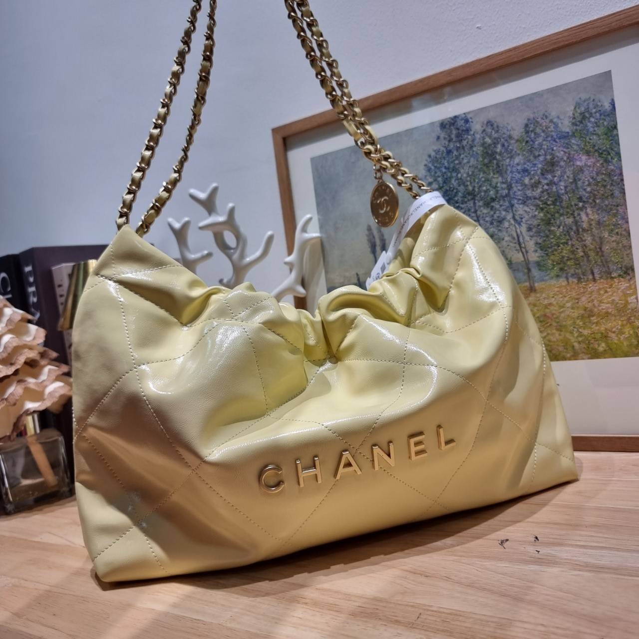 Chanel 22 horizontal bag แรงเกินต้านที่สุดกับไอเท็มนี้ ที่สาวๆหรือใครๆก็ต้องมี มาในไซส์ใหญ่ รูปทรงใช้ง่ายขึ้น แต่ยังจุได้หนักๆเหมือนเดิม ดูหรูหรา เกินเรื่องที่สุด