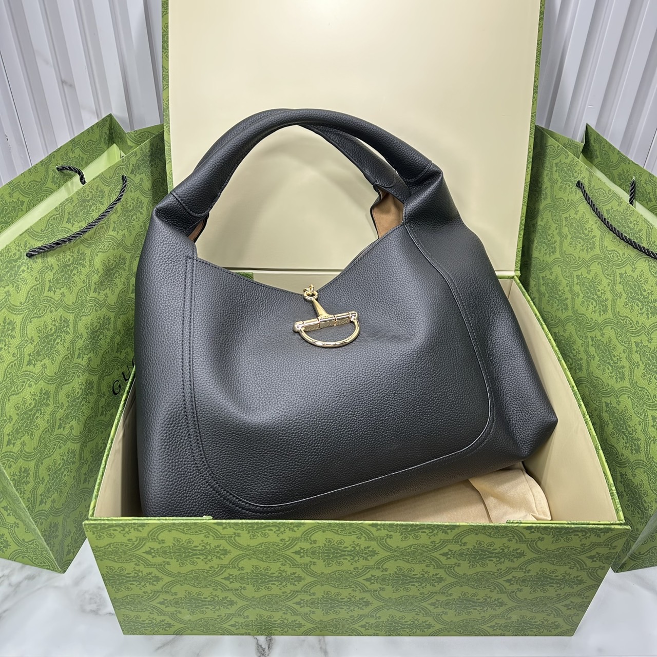 Gucci Softbit maxi shoulder bag โฉมใหม่ล่าสุด กับกระเป๋าสะพายรูปทรงใหม่เรียบหรูด้วยหนังลายเกรน ใบใหญ่จุใจพร้อมใบลูกเข้าเซ็ท ตกแต่งอะไหล่ Horsebit ครึ่งรูปขนาดใหญ่ด้านหน้าสวยหรูโดดเด่น สวยผู้ดี ดารา เซเลปใช้กันเพียบ