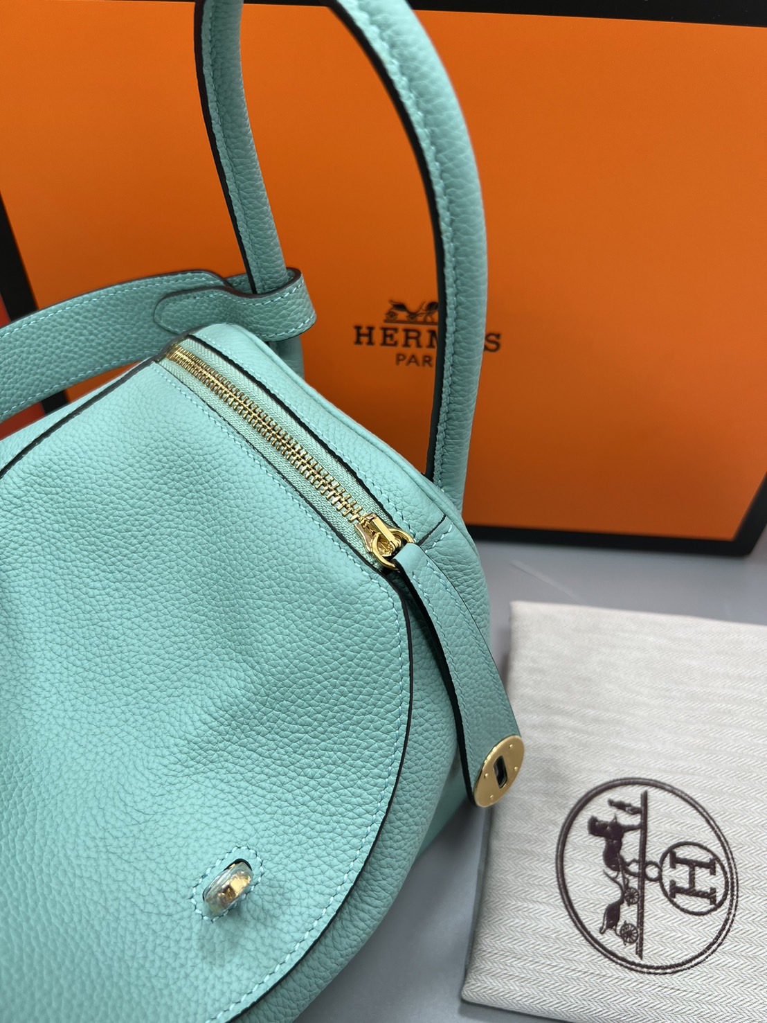 พร้อมส่ง 15 สี HERMES Lindy 26 bag กระเป๋าทรงโท้ทหนังสวยอย่างดี เอกลักษณ์ของความเรียบหรูไฮคลาสอย่างสมบูรณ์แบบ เกรดออริ สลับแท้ งานสวยตามรูป ใช้งานต่างประเทศได้