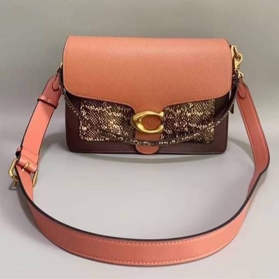 OUTLET 】COACH Tabby Shoulder Bag พร้อมส่งที่ไทย A modern take on an archival 1970s Coach design, our structured Tabby shoulder bag is crafted in polished pebble leather. Finished with our Signature hardware for an iconic touch, the versatile silhouette fe