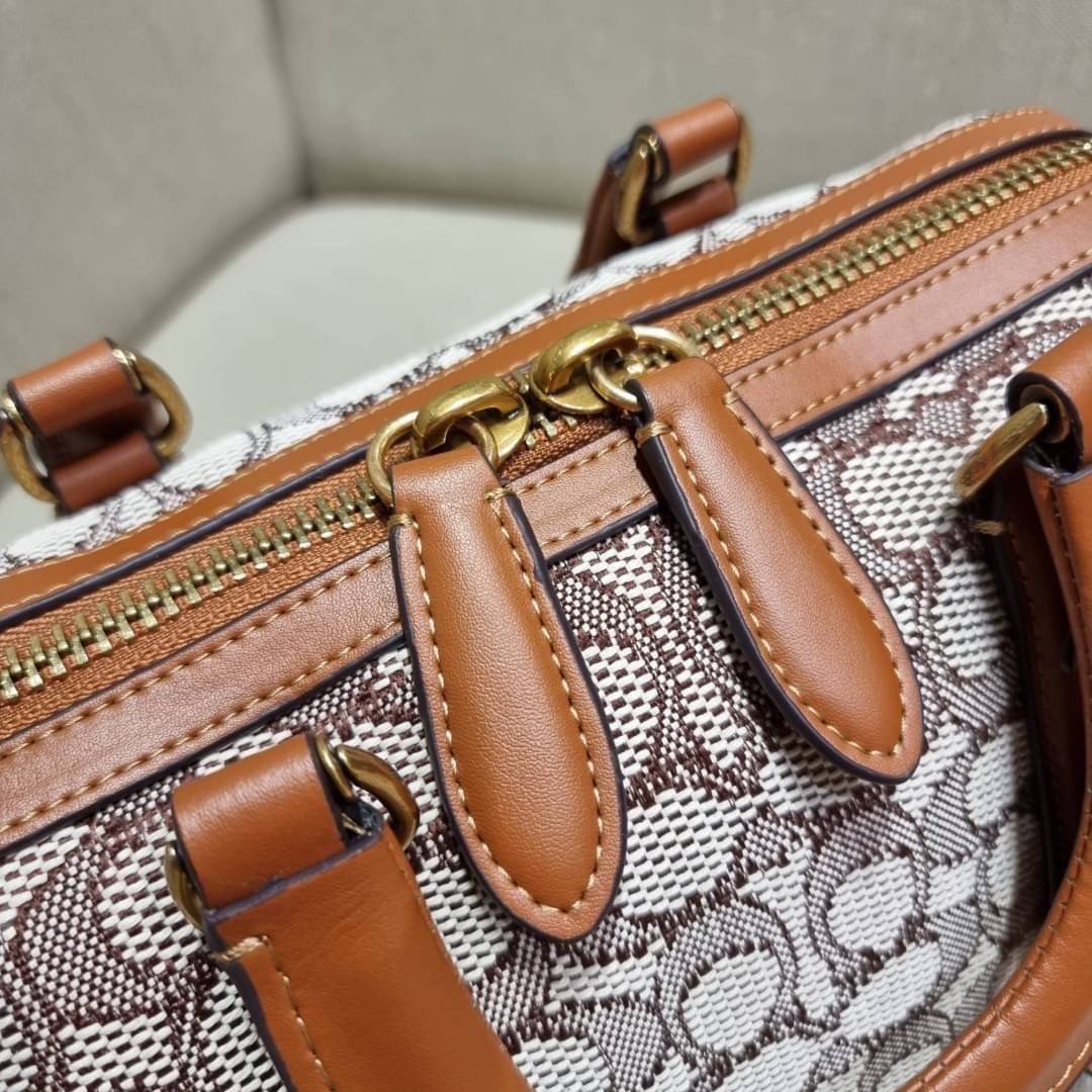 COACH C8529 RUBY SATCHEL 25 IN SIGNATURE TEXTILE JACQUARD ใหม่ก่อนใคร ไม่ต้องรอพรี! กับกระเป๋าทรงหมอนดีไซน์ใหม่ ใบใหญ่ แต่น้ำหนักเบา ด้วยวัสดุผ้า jacquard ถักทอลายซีเอกลักษณ์ ตัดสลับหนังแท้ เพิ่มดีเทลความหรู มาพร้อมหูจับในตัว และสายสะพายครอสสีเข้ากับตัวกร