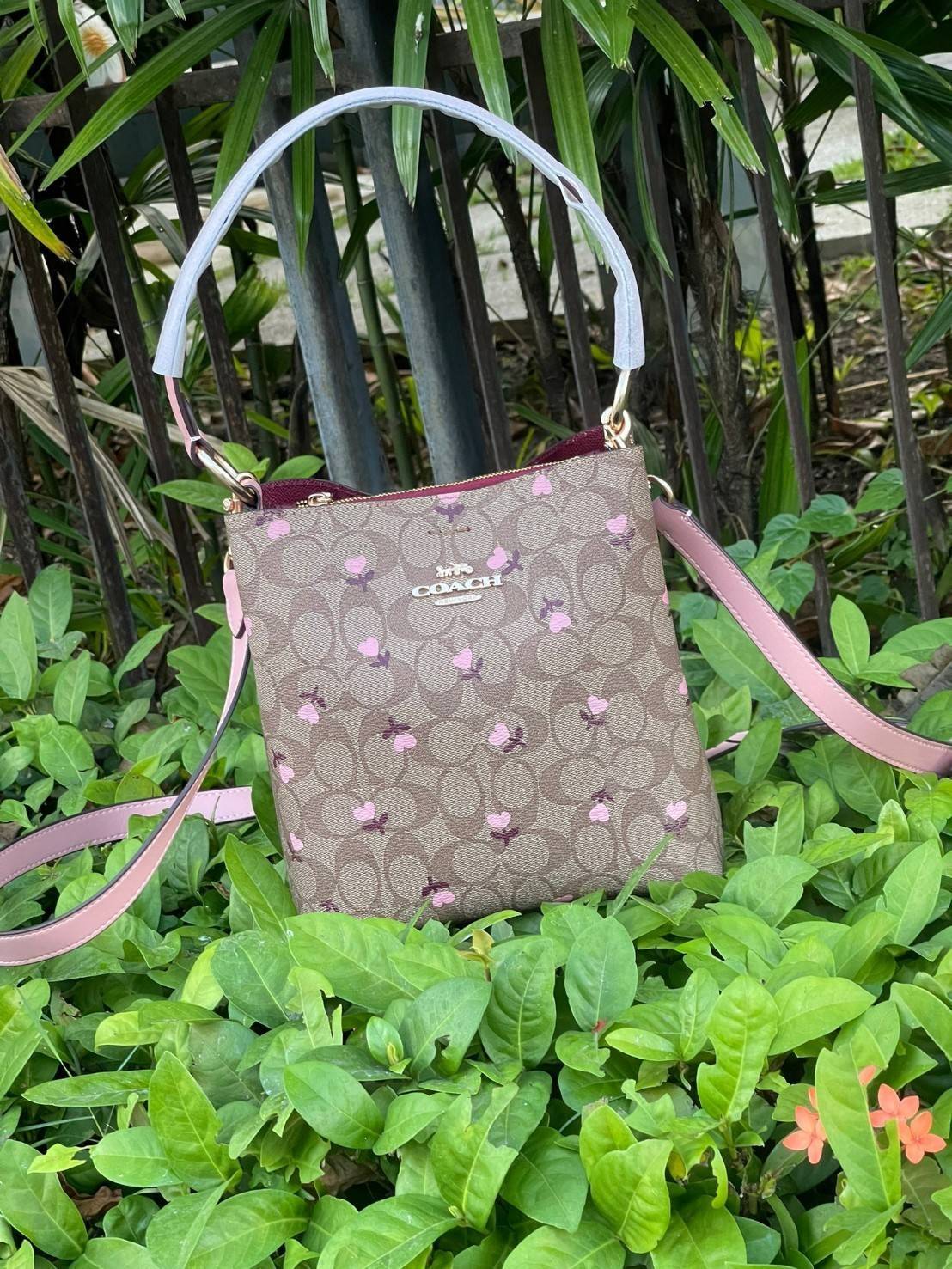 OUTTLET 】COACH SMALL TOWN BUCKET BAG IN SIGNATURE WITH Heart floral print สำหรับสาวแฟชั่นที่ชอบรายละเอียดชิคๆ ดีไซน์สุดเก๋ แนะนำเลยสำหรับกระเป๋าทรงบักเก็ตใบนี้ เชื่อว่าสาว ๆ หลายคนชื่นชอบ เป็นไอเทมที่สามารถแมทช์ได้กับเสื้อหลากหลายสไตล์ บรรจุของได้เยอะโดยท