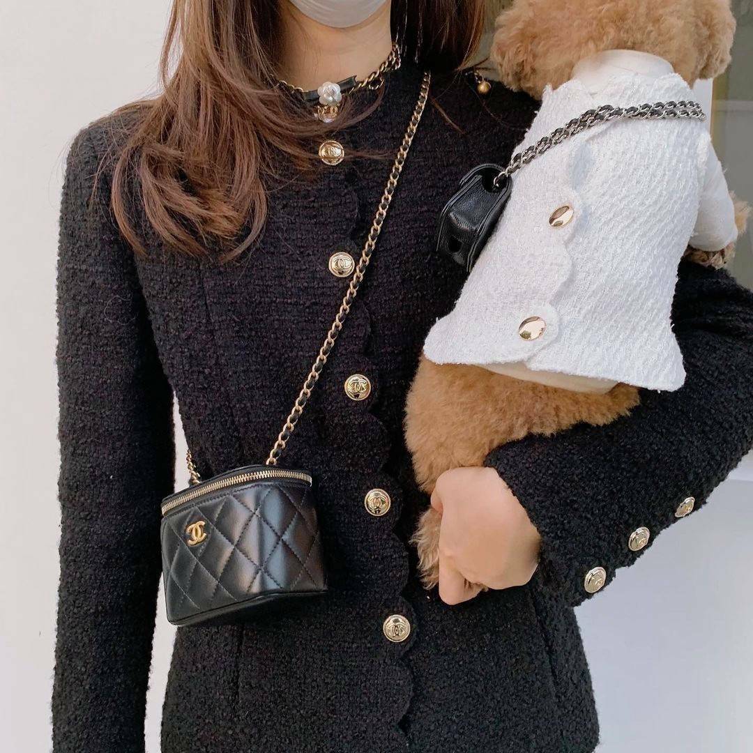 พรีเมี่ยมกิ๊ฟแท้ 100% 】Chanel Mini Clutch Bag With Chain VIP Gift With Purchase (GWP) กระเป๋าสะพายพรีเมี่ยมกิ้ฟทรงเหลี่ยมขนาดมินิสุดน่ารักดีไซน์สุดฮิตหนังเรียบสวยอยู่ทรงเปิดปิดด้วยซิปคู่สะดวกใช้ ด้านหน้าประดับโลโก้แบรนด์อะไหล่ทอง