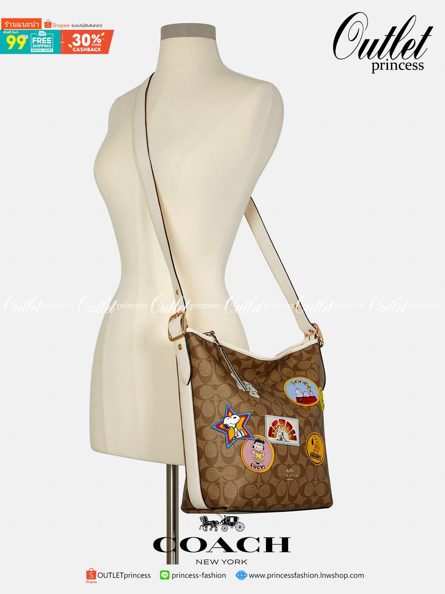 OUTLET 】COACH C4112 COACHxPEANUTS VAL DUFFLE IN SIGNATURE CANVAS WITH VARSITY PATCHES ใหม่ล่าสุด กระเป๋าทรงดัฟเฟิล ที่มาพร้อมเหล่าผองเพื่อนสนูปพี สวยมีเอกลักษณ์ ทรงกระเป๋าไม่ซ้ำใคร แถมยังใส่ของได้จุใจไปอีก วัสดุหนังแคนวาสคุณภาพดี ด้านหลังมีช่องซิป กระเป๋า