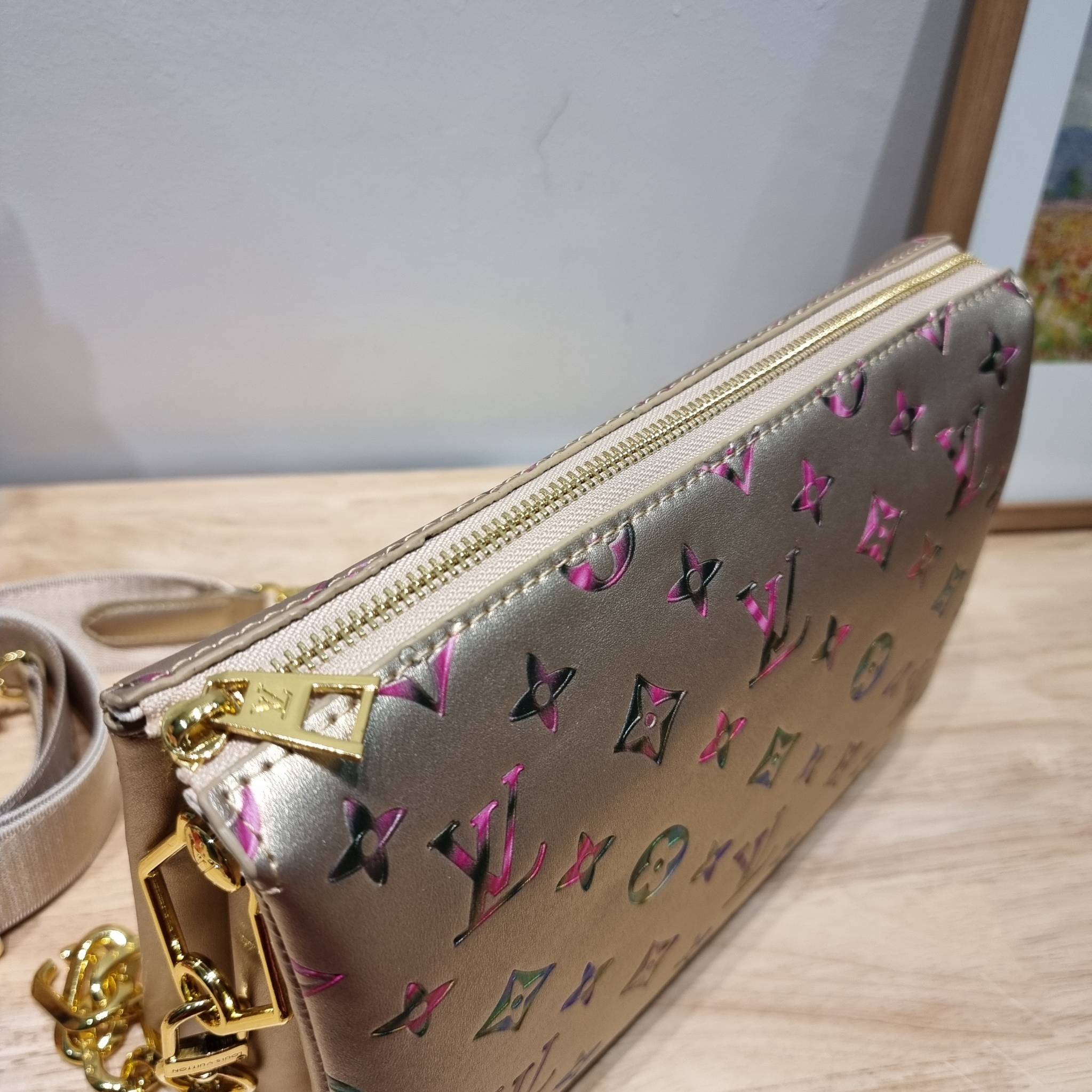 LV Coussin Bag / LV HANDLE POUCH MONOGRAM LIMITED EDITION กระเป๋าสะพายกึ่งคลัชท์ สุดล้ำ ดีไซน์ใหม่ สีลิมิเต็ดมาแรงมาก ด้วยความสวยปังตั้งแต่แรกเห็น วัสดุหนังแกะปั๊มลายสวย มาพร้อมสาย 2 เส้น เชิดๆสับๆ