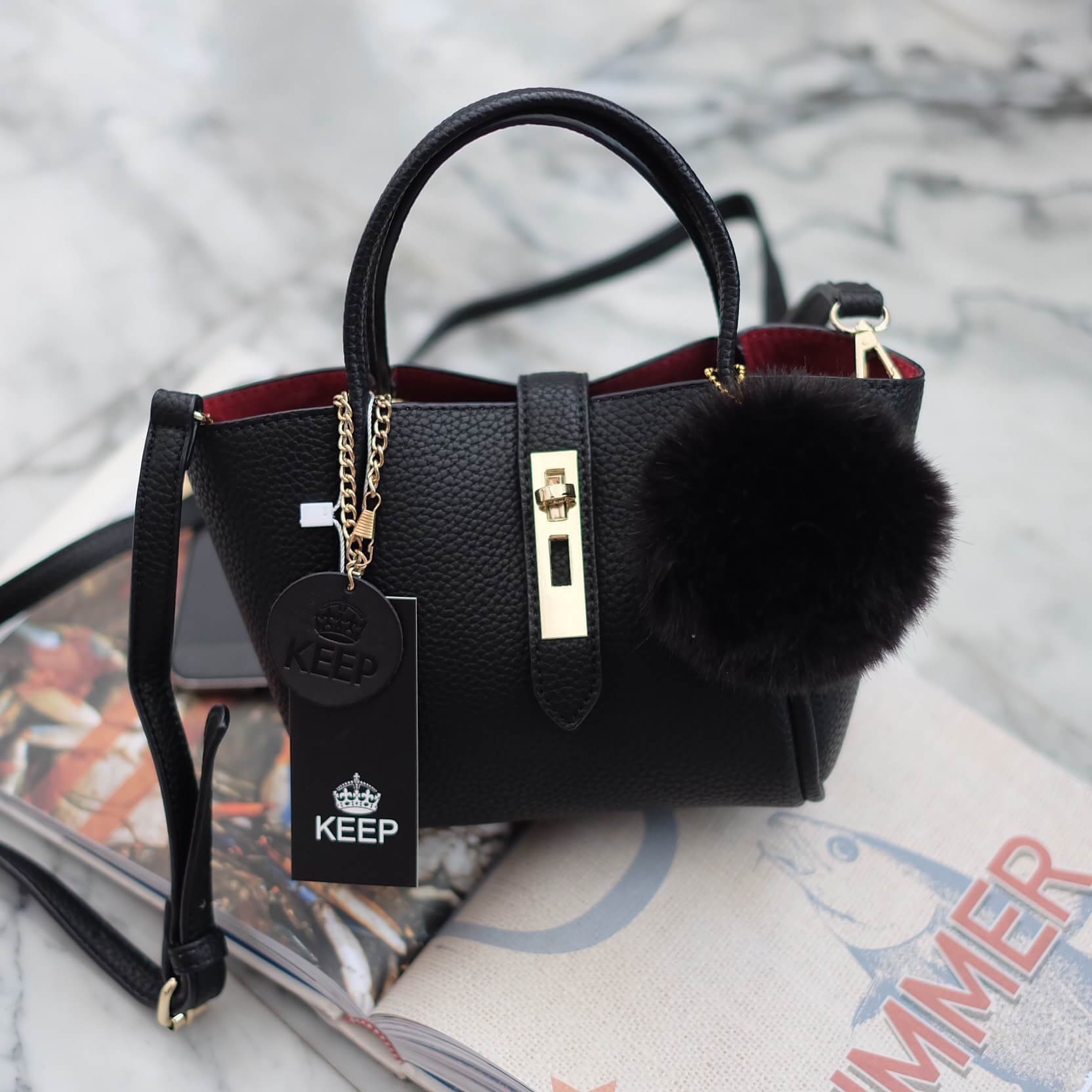 รุ่นมาใหม่ everyday keep handbag 👑สวย หรู เวอร์วัง อีกแล้วค่า 👍 กระเป๋า ถือ//สะพายข้าง หนังสวยๆ มาพร้อมพวงกุญแจ ปอมปอม ฟรุ้งฟริ้ง น่ารักมาก เข้ากับกระเป๋าคะ ตัวกระเป๋าเป็นหนังวัวสังเคราะห์ อย่างดี เนื้อนิ่มหนา อยู่ทรง มีกระเป๋าเล็กๆด้านในแ