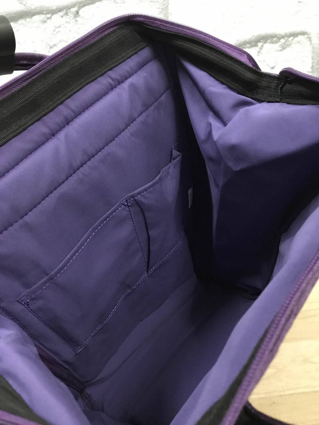 Anello Mottled Polyester Mini Backpack เป้แบรนด์ดังแห่งปี วัสดุ poleyester canvas เนื้อผ้าเรียบหรู และทันสมัย ดีเทลคล้ายรุ่น original ต่างตรงที่ด้านหน้าเป็นงานปักโลโก้สวยงาม และหัวซิป สกรีนโลโก้แบรนด์สีสันเข้ากับตัวกระเป๋า รุ่นชน shop มีหลากสีให้เลือกสรรค