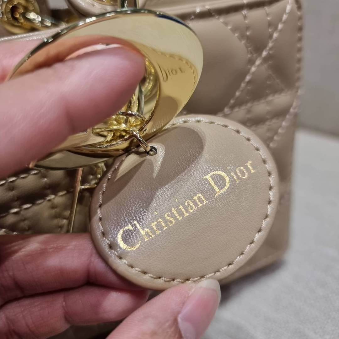 Medium Lady D-Joy Bag Cannage Lambskin / CD LADY D-JOY BAG ดีไซน์ใหม่ อัพเลเวลความหรู กับกระเป๋าสะพายข้างที่รอบนี้ดีไซน์รูปทรงโฉมใหม่ ใช้งานง่ายขึ้น