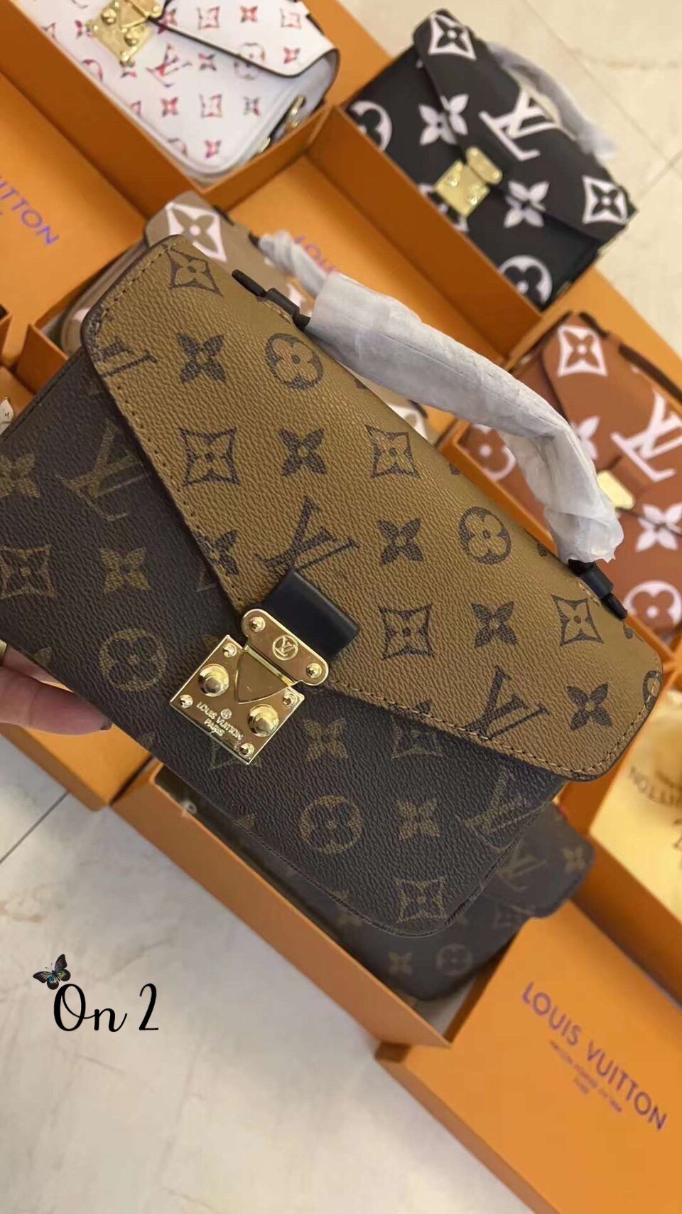 LV Pochette Metis East West Bag งานสวยเป๊ะ มาพร้อมสายโซ่สีทองสำหรับสะพายไหล่แบบสั้นและสายหนังยาวอย่างมีสไตล์ลาย Monogram ตัวล็อกแบบ S-lock ด้านในกว้างใส่iPhoneได้มี3 ช่อง ช่องกระเป๋ามีซิปด้านใน