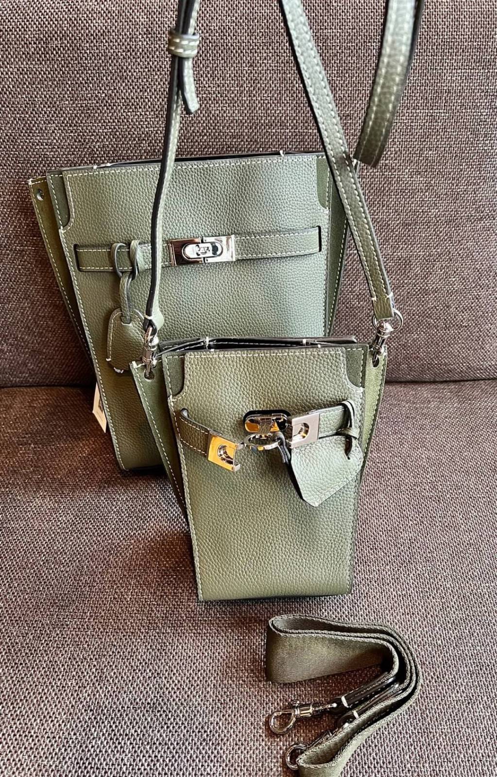 small TORY BURCH LEE RADZIWILL PEBBIED BAG ((139016)) แต่ใส่ได้จุ ขนาดพอดีลำตัว สวยมากๆค่ะ! ลุคหรูดูดีมากๆ กับกระเป๋าสะพายข้างจากTB รุ่นเล็ก