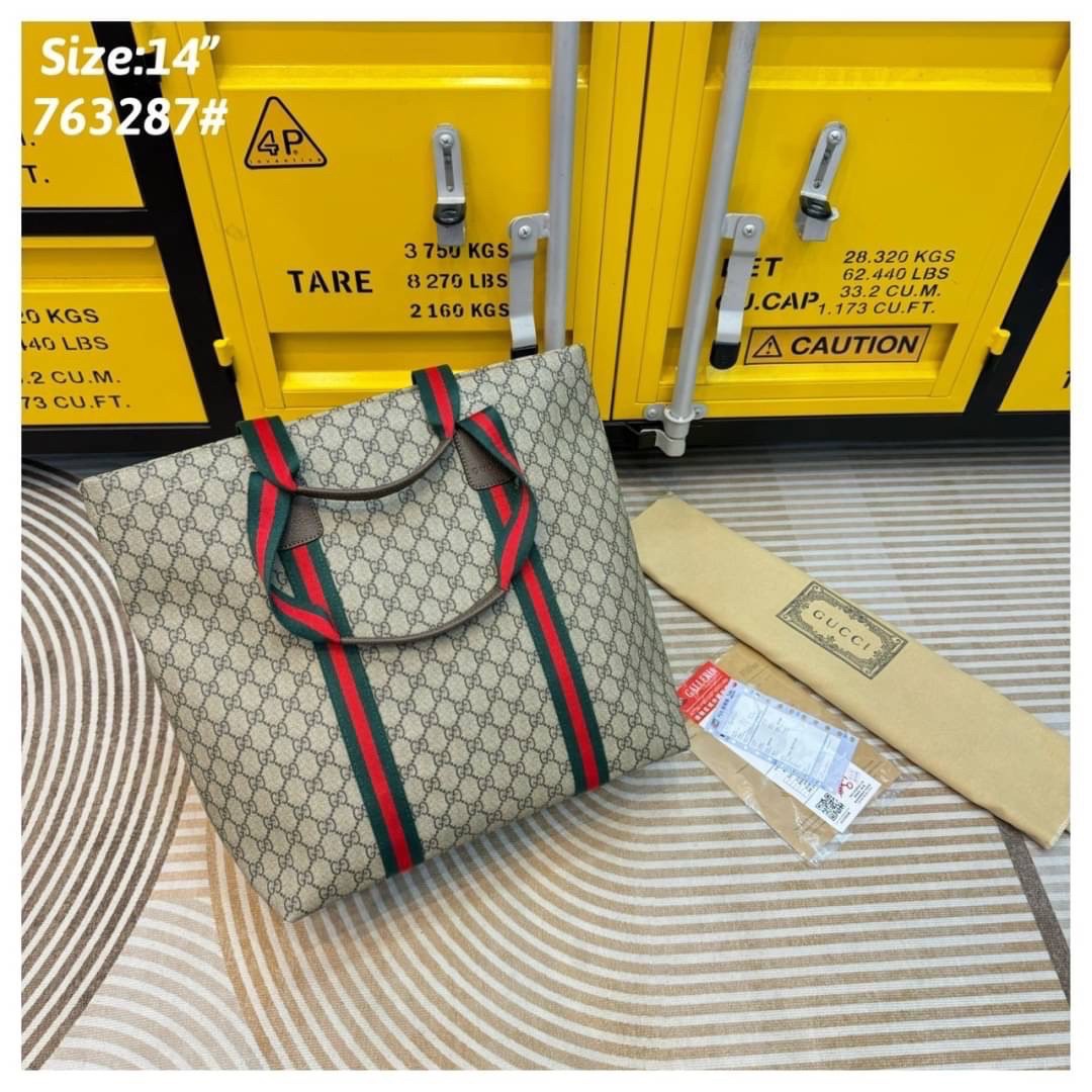 GUCCI GG Tender medium tote bag กระเป๋าทรงโท้ทสุดคลาสสิค เพิ่มกลิ่นอายความโมเดิร์นให้กับดีไซน์แถบสีเขียวแดง สวยเด่นเป็นเอกลักษณ์ใช้ได้บ่อยไม่มีเบื่อ