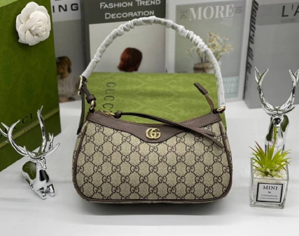GUCCI Ophidia GG small handbag กระเป๋าสะพายไหล่ สุดคลาสสิกเข้าได้กับสาวๆ ทุกสไตล์ งานปั้มทุกจุดสวยน่าใช้ โทนสีใช้งานง่ายเป็นเอกลักษณ์แบรนด์ แมตช์กับเสื้อผ้าได้ง่าย เสริมลุคสาวมั่นได้ลงตัว