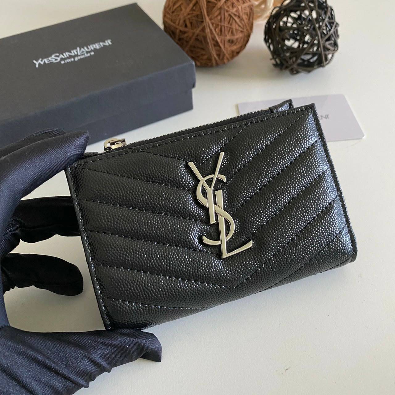 VIP GIFT 】หนังแท้ YSL SAINT LAURENT Monogram Zipped Bifold Wallet มาแล้วจร้า ถามหากันเยอะมากๆ กระเป๋าสตางค์ใบสั้นที่ใส่แบงค์ ใส่บัตร ใส่เหรียญได้เยอะสุดๆ มีสองด้านซิปและพับ ใบเดียวครบจบเลย หนังสวยมาก ละเอียดสุดๆ