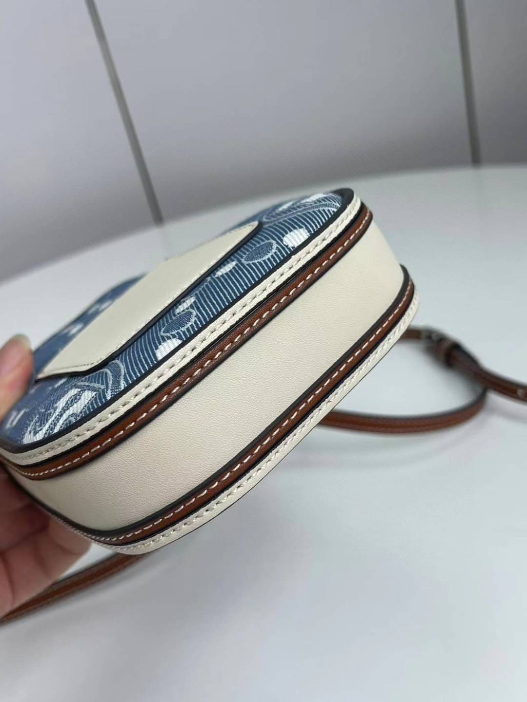 Tory Burch T Monogram Phone Crossbody / Tory Phone Bag พร้อมส่ง กระเป๋าใส่โทรศัพท์ สวยคม ด้านหลังมีช่องใส่บัตร