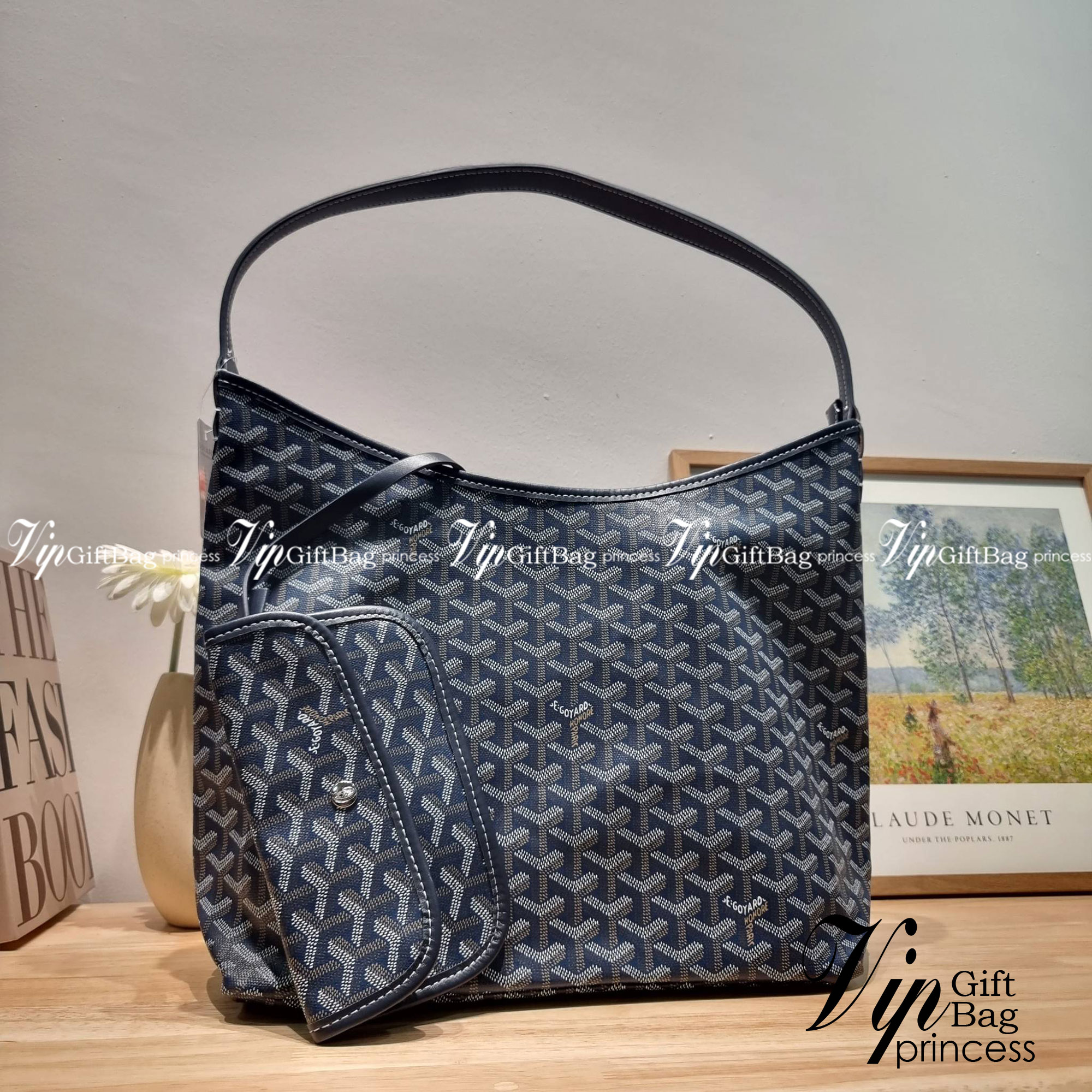 GOYARD BOHEME HOBO BAG / GOYARD HOBO กระเป๋าสะพายทรงโฮโบ ใบใหญ่จุใจ!! มาครบสีขายดี เลิศทุกสี รูปทรงคลาสสิค ดีไซน์เป็นเอกลักษณ์ วัสดุหนังแคนวาสพิมพ์ลายสวยคม ปากกระเป๋ามีซิปเปิด-ปิดกันของหล่นได้ ภายในโล่งกว้างมาก มาพร้อมสายคล้องในตัว ทนทาน สะพายสวยๆได้ทุกวั