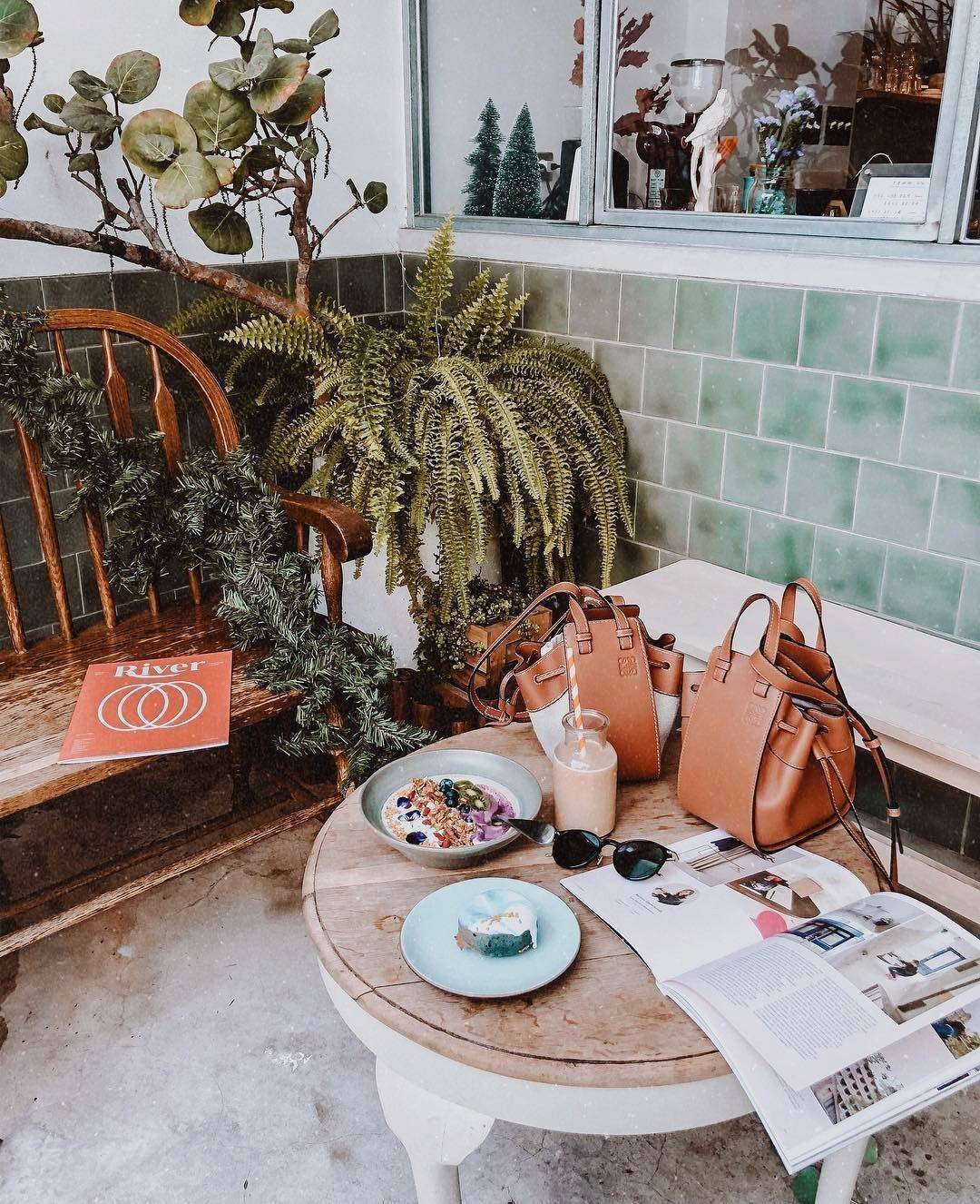 LOEWE HANDLE & SHOULDER BAG GIFT WITH PURCHASE (GWP) กระเป๋าถือหรือสะพายหนังแท้พรีเมี่ยมกิ๊ฟ Limited จาก LOEWE PERFUME DUTYFREE รุ่น Rare items สุดๆวัสดุหนังแท้ Calfskin หนังสวยดีไซน์คงเอกลักษณ์แบรนด์ สามารถปรับใช้ได้หลายทรงด้านข้างมีหูรูดปรับขยายทรงได้ภา