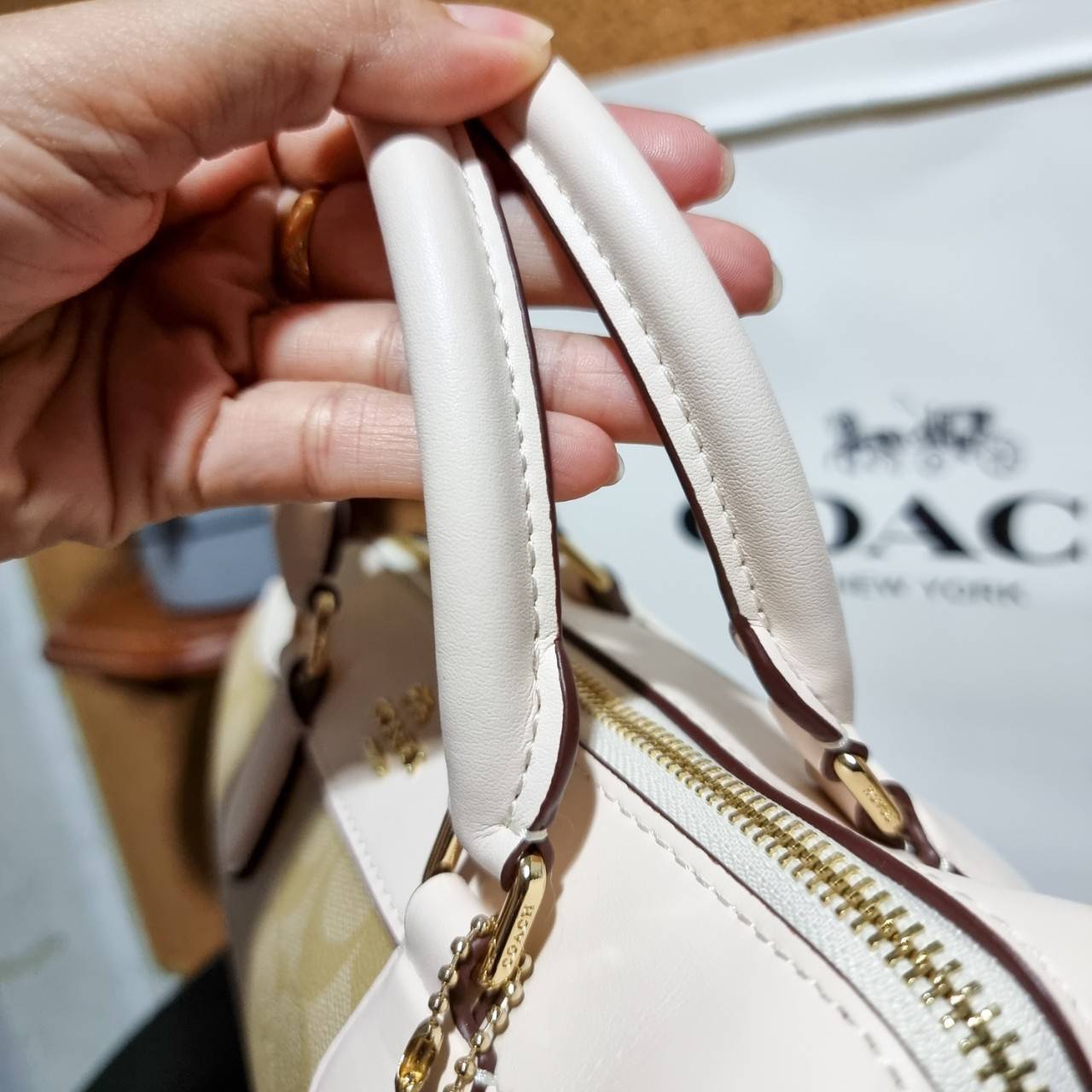 ของแท้ 💯% 】COACH F32203 MINI BENNETT SATCHEL IN SIGNATURE CANVAS กลับมาอีกครั้ง!! กับกระเป๋าทรงหมอนยอดฮิต 🥳 มีกี่สีก็ขายหมด วัสดุหนังแคนวาสเคลือบลาย ทรงสวยใช้งานได้ทุกโอกาส