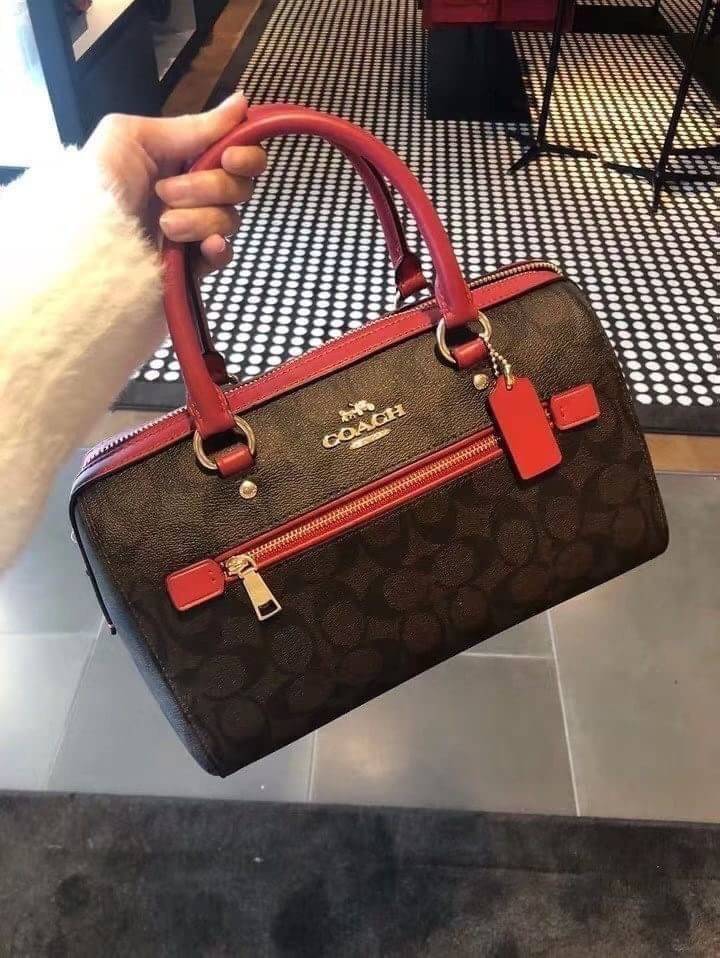 COACH F83607 ROWAN SATCHEL IN SIGNATURE CANVAS กระเป๋าทรงหมอนยอดฮิต คลาสสิคใช้งานได้ไม่มีเบื่อ มาครบสีขายดี ด้วยรูปทรงสวยงาม และใช้งานได้อย่างกระฉับกระเฉง วัสดุหนังแคนวาสเคลือบลาย ทนทาน ภายในโล่งกว้าง มีช่องซิปและแบ่งสัดส่วนได้ลงตัว บอกเลยว่าสาวๆพลาดไม่ได