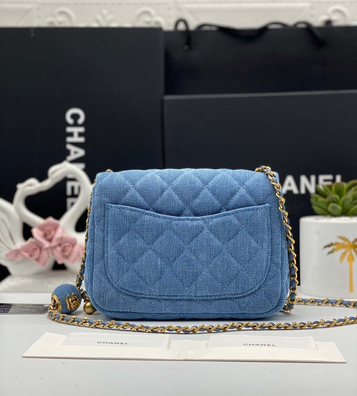 CHANEL Mini Flap Bag Denim Pearl Gold Hardware 18cm พร้อมส่งที่ไทย วัสดุผ้าเดนิมสีน้ำเงินแท้ พร้อมฮาร์ดแวร์โทนสีทองโบราณ และมีฝาปิดด้านหน้าปิดแบบเทิร์นล็อค CC ซิกเนเจอร์ของแบรนด์ ภาพสินค้าถ่ายจากงานขายจริง ใช้งานต่างประเทศได้