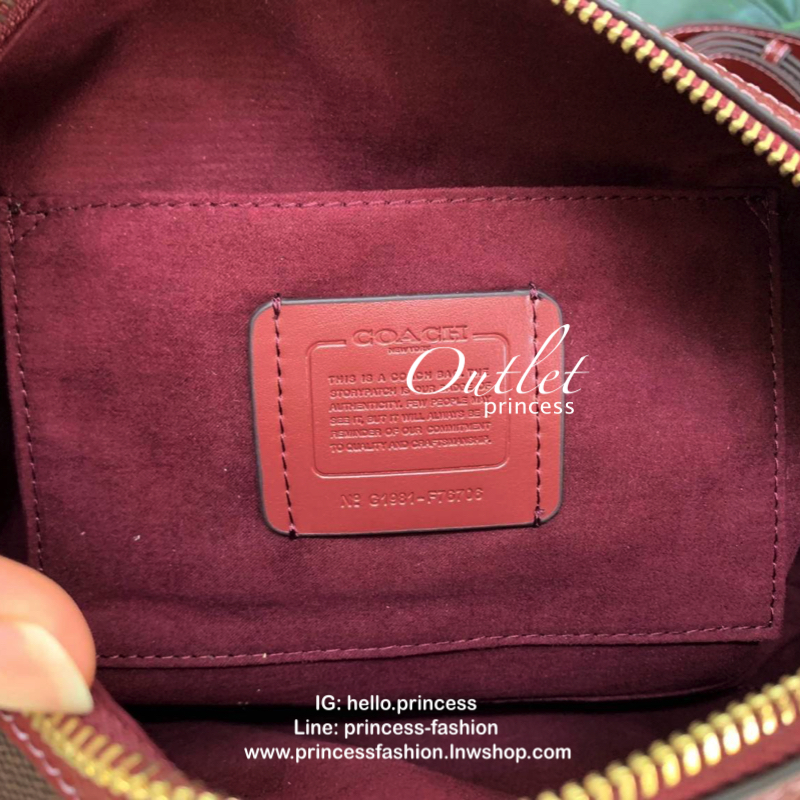 COACH ZOE BARREL SATCHEL IN SIGNATURE BAG กระเป๋าถือ/สะพายข้าง วัสดุหนังแกะแท้อย่างดี ลาย C ทั้งใบ ด้านหน้าห้อยอะไหล่กุญแจแบรนด์+พวงหนังแบรนด์ เพิ่มความหรู เปิดปิดกระเป๋าแบบซิปคู่ ภายในกว้างใส่ของได้จุ มีช่องโล่งใส่ของจุกจิกให้ ซับในบุผ้ากึ่งกำมะหยี่อย่าง