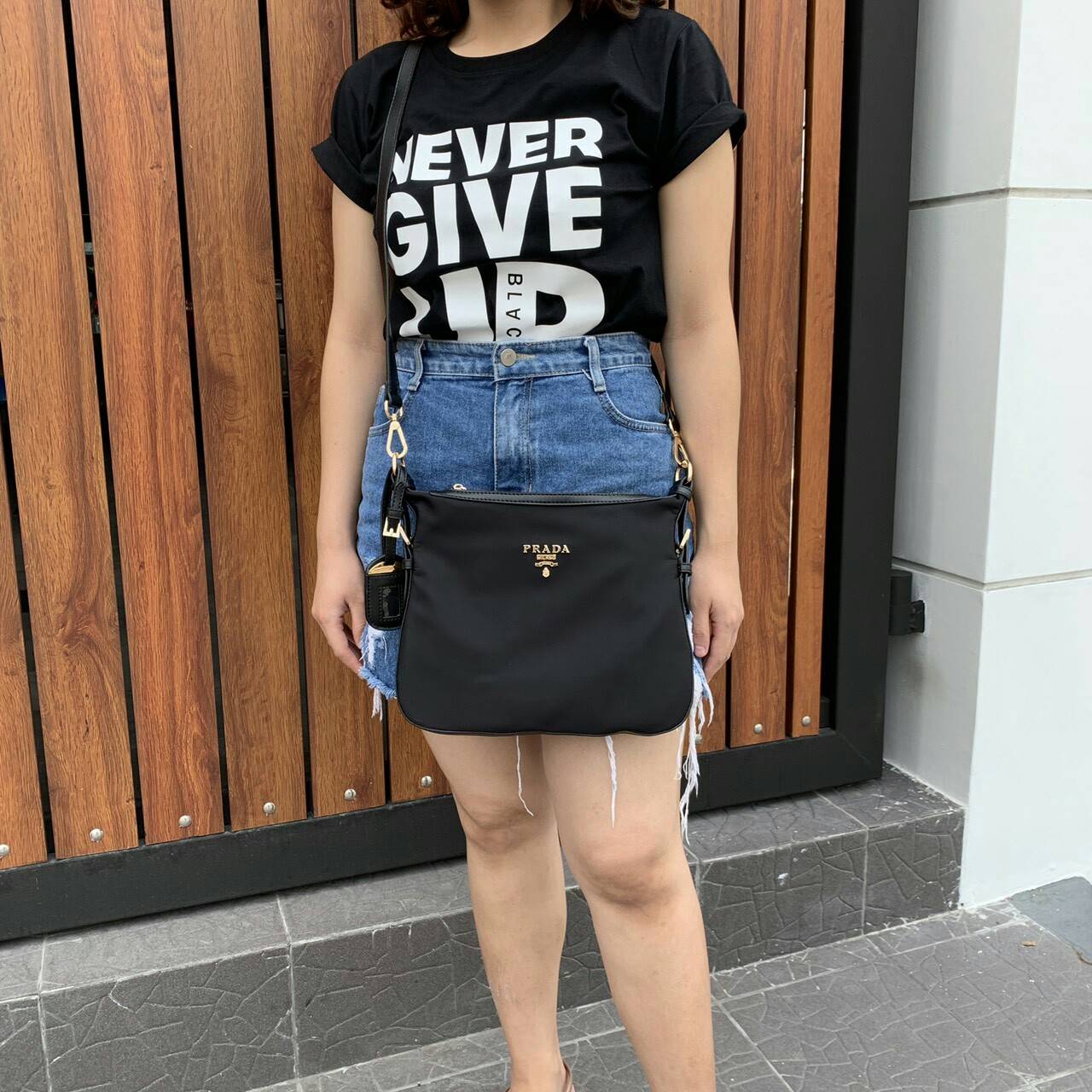 Prada Tessuto Saffiano Nylon and Leather Crossbody Messenger Bag กระเป๋าสะพาย ทรงสวย ดูโดดเด่น จากแบรนด์ Prada แท้ 100% ทำจากวัสดุผ้าไนล่อน เนื้อหนา คุณภาพดี อะไหล่ทอง สวยหรูดูแพง ซับในพิมพ์ลายแบรนด์สวยๆ ตามแบบฉบับแบรนด์ ใส่ IPad, เครื่องสำอางค์, กระเป๋าส