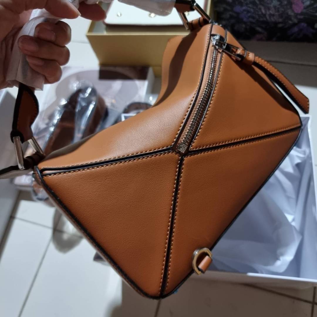 VIP 】LOEWE LA PALME PUZZLE BAG IN CLASSIC CALFSKIN คอลเลคชั่นใหม่!! กระเป๋าสะพายข้างทรงกล่อง สไตล์พัซเซิล ให้ฟีลลิ่งเหมือนตัวต่อ ดูดีได้ทุกที่แค่มีใบนี้ รอบนี้ดีไซน์พริ้นท์ลายต้นปาล์มเก๋ๆ ซัมเมอร์ยังต้องมา วัสดุหนังวัวฟอกสี เปิดใช้งานด้วยซิป ที่ภายในโล่งพ