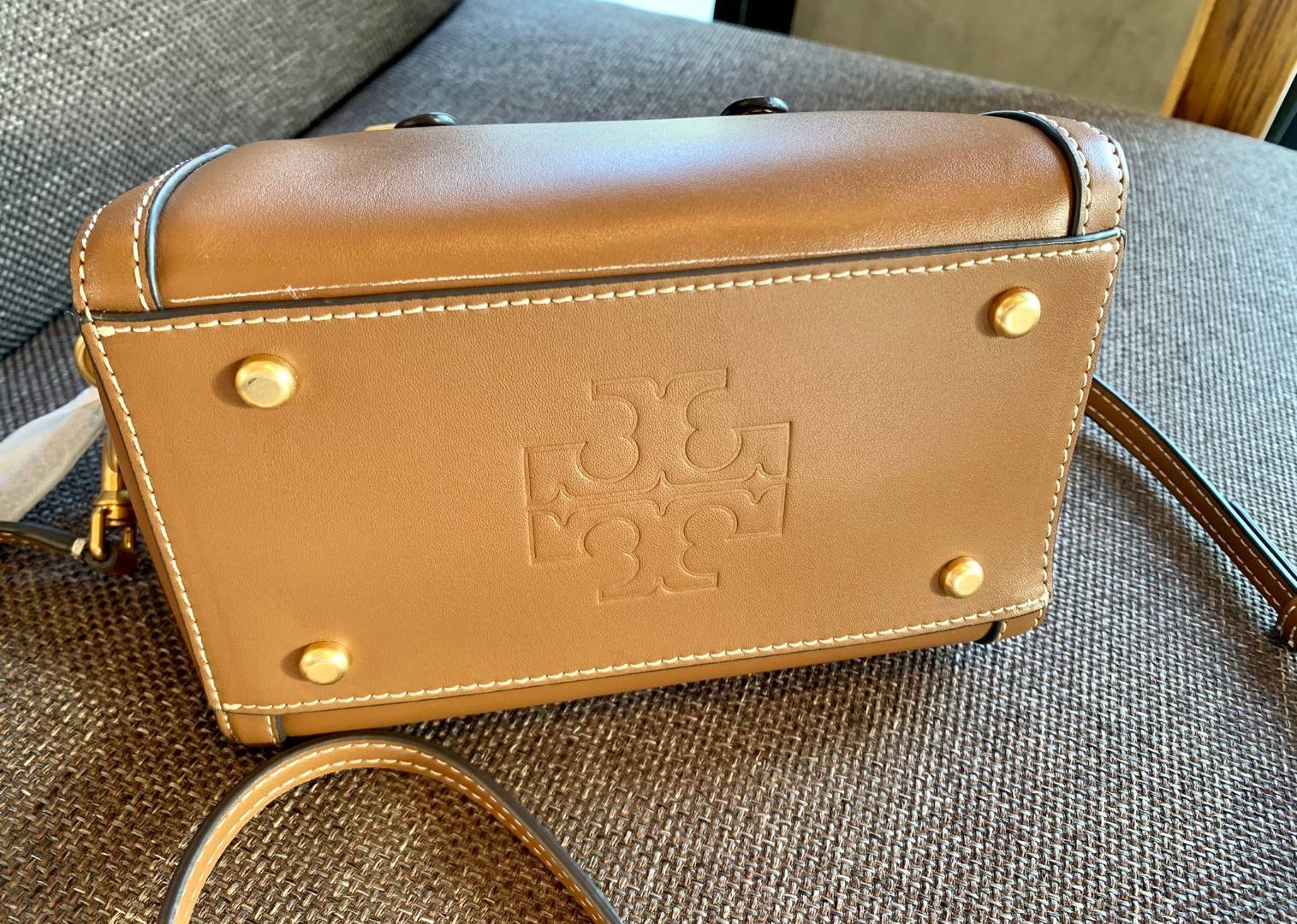 TORY BURCH T Monogram Color-block Barrel Duffle พร้อมส่งที่ไทย สวยก่อนใคร มี2ขนาด ไม่มีคือพลาดจร้าา😘 ✔️กระเป๋าทรงหมอน วัสดุหนังแท้ชั้นดีที่สุด หนังเรียบนิ่มสวย ✔️เปิดปิดกระเป๋าด้วยซิปคู่แบบมีหนังห้อย ภายในกว้างมากสำหรับไซด์นี้ หายห่ว
