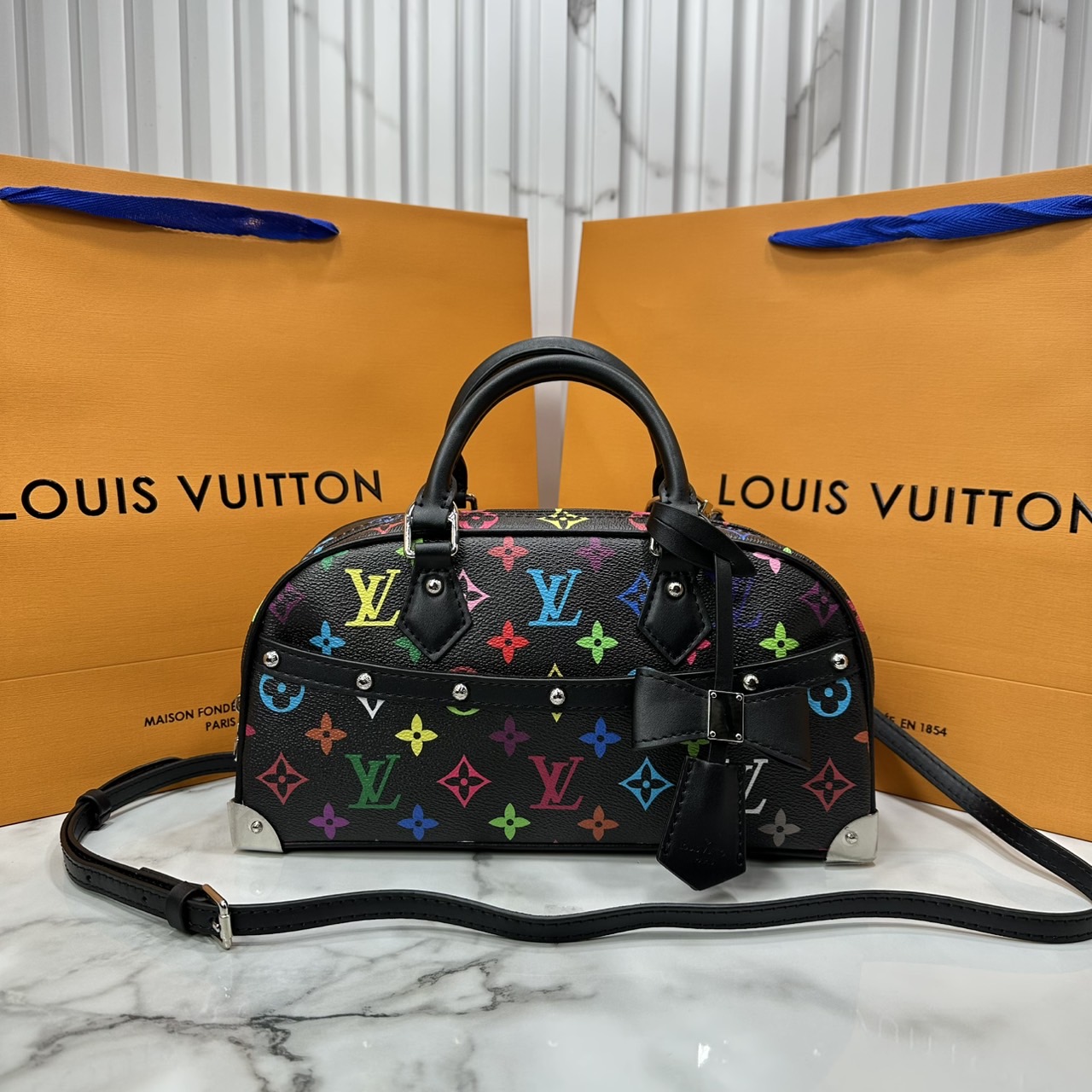 ORI | LV x TM Handbag East West Murakami ใหม่ล่าสุด กระเป๋าสะพายทรงสวย ดีไซน์ใหม่ หรู ดูผู้ดี แต่งแต้มดีเทลเปี่ยมชีวิตชีวาจากคอลเลคชั่น LV x Murakami คอมพลีตลุคด้วยที่ห้อยกุญแจรูปโบว์สุดเอ็กซ์คลูซีฟ