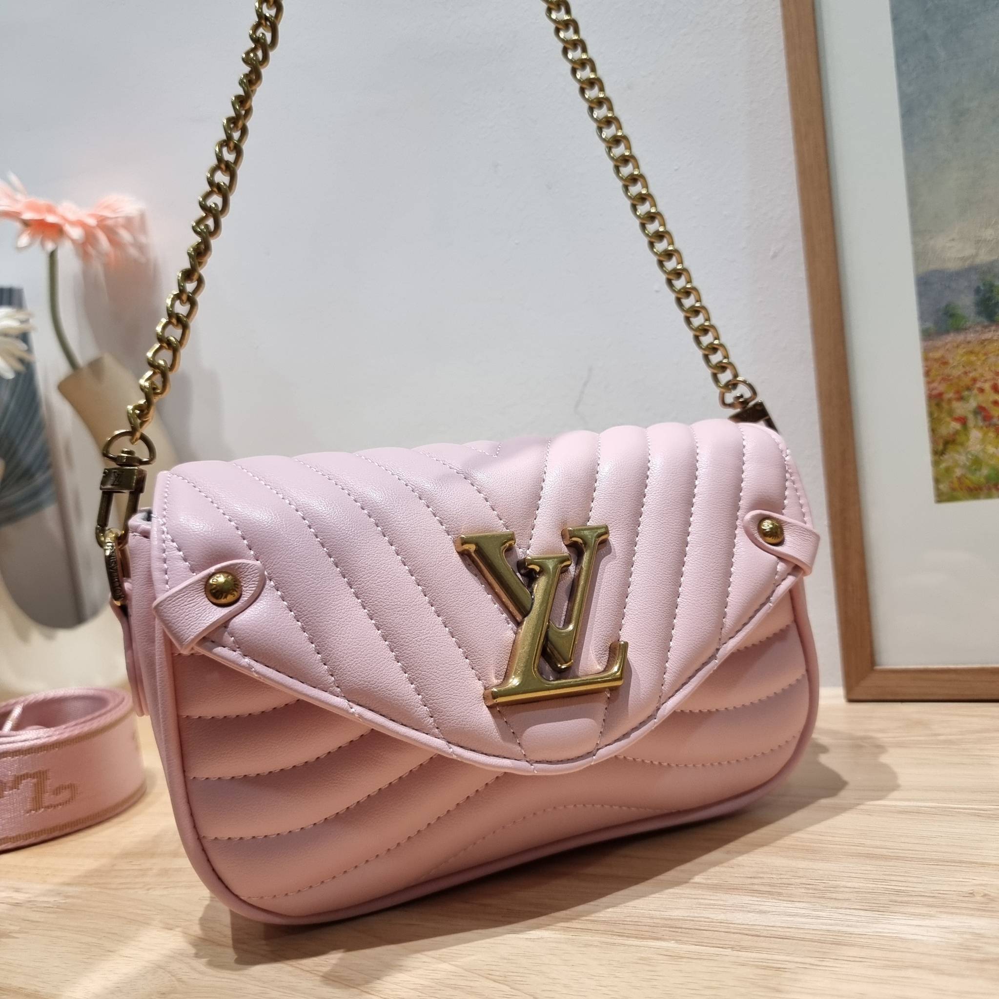 LV new wave pochette multi bag กระเป๋าสะพายมัลติฟังก์ชั่น มาพร้อม box set รับรองว่าดีงาม ลูกเล่นคลาสสิคผสานความวินเทจ มีสายสะพายให้ 2 เส้น และกระเป๋าใบลูก เล็กน่ารัก