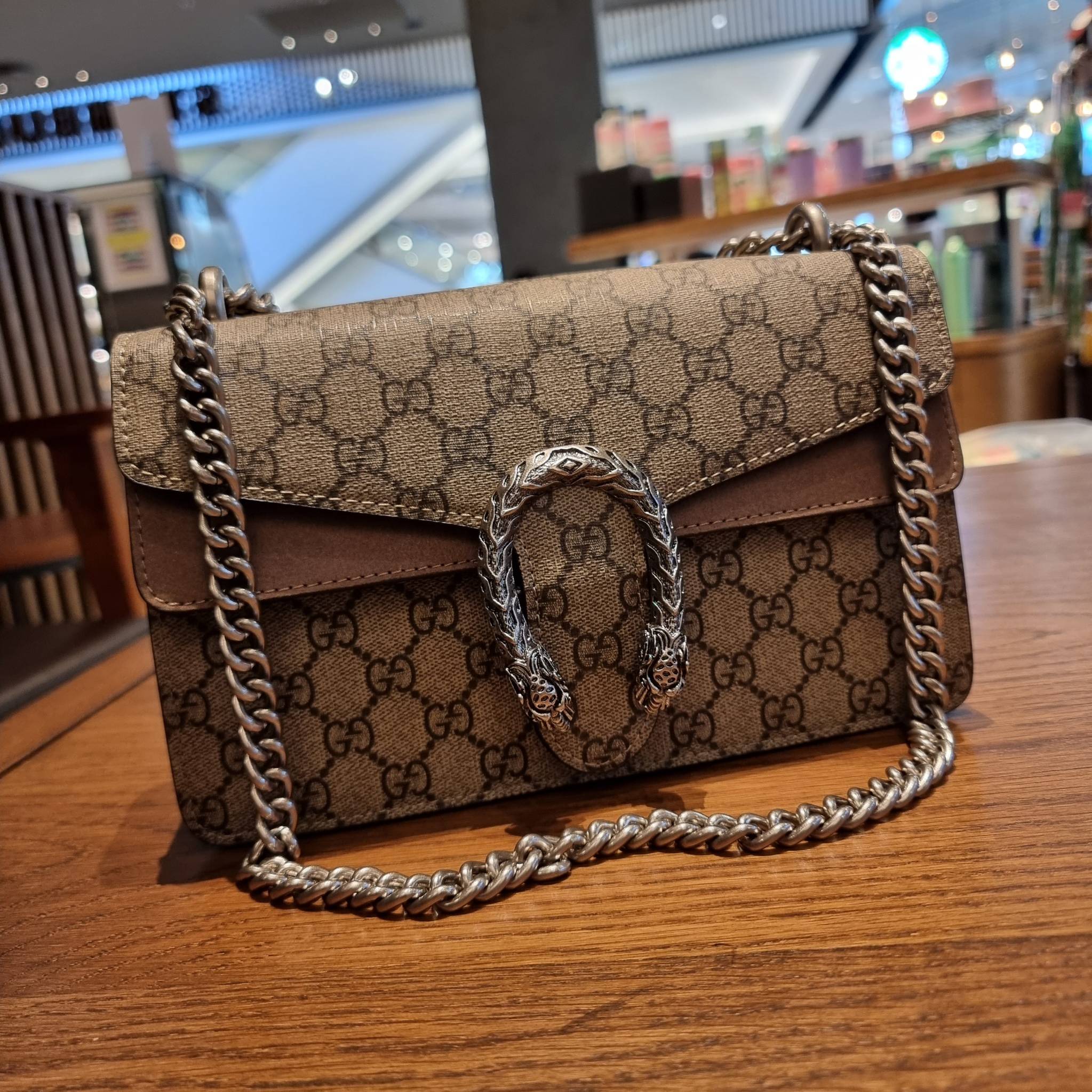 Gucci Small Dionysus GG Shoulder Bag ฮอตสุดไม่มีใครเกิน สวยจริงไม่ทิพย์!! GC CROSSBODY BAG WITH GWP สุดคุ้มจาก duty free กับกระเป๋าสะพายรุ่นที่สาวๆต้องไม่พลาด!! ดึงดูดและสะกดสายตาด้วยอะไหล่ดีเทลหรูรูปหัวสิงโต วัสดุหนังแคนวาส ทนทาน ดูแลรักษาง่าย เปิด-ปิดด้