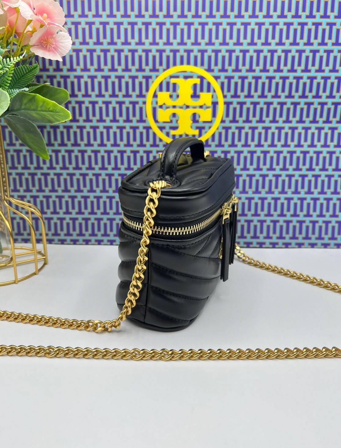 TORY BURCH Kira Chevron Mini Vanity Case Bag กระเป๋าถือ/สะพาย ใส่เครื่องสำอางค์ ใส่ของใช้จำเป็นได้ ทรงกล่องสวย ที่สามารถใช้เป็น everyday bag สะพายได้ทุกวัน